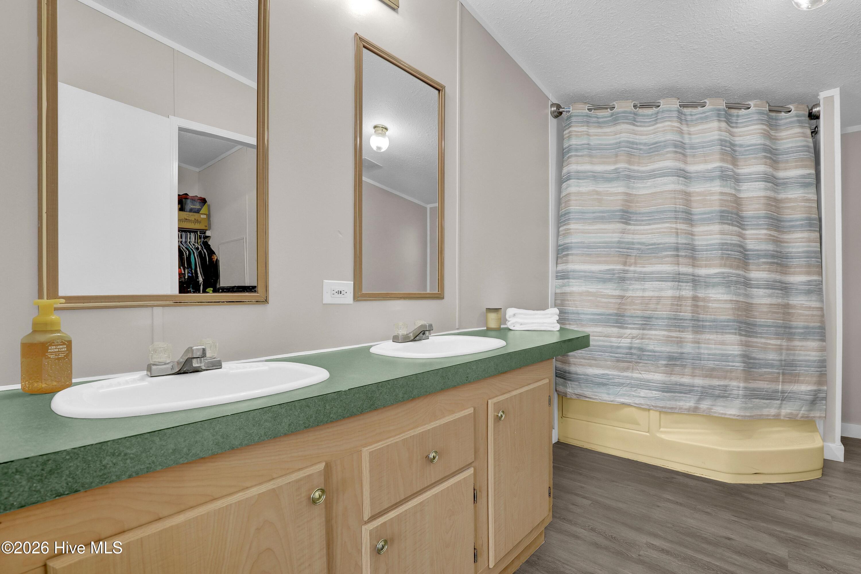 100561181 | Photo 15