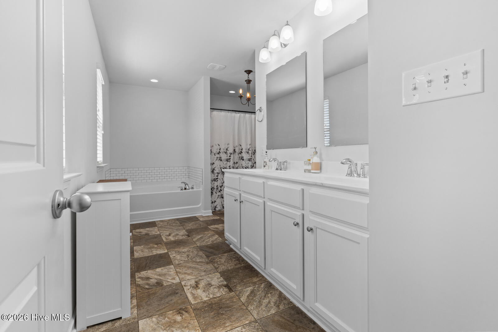 100566319 | Photo 25