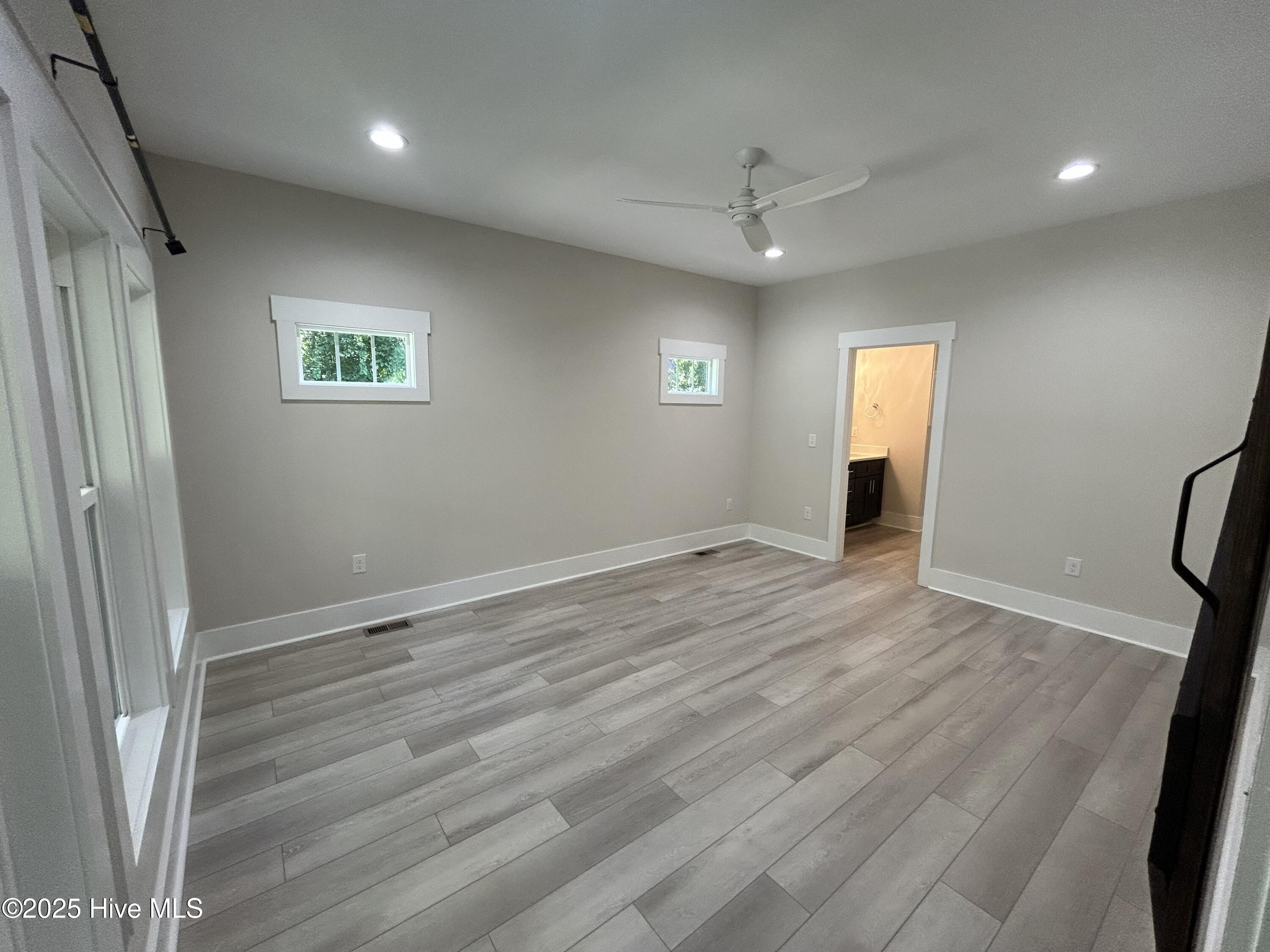 100541587 | Photo 15