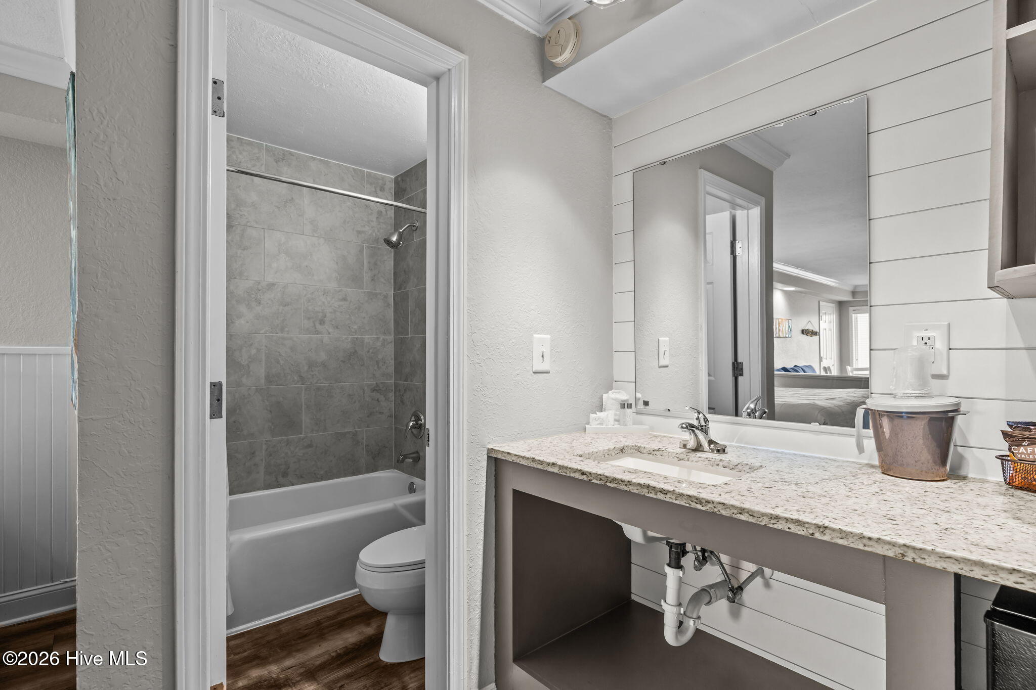 100549810 | Photo 10