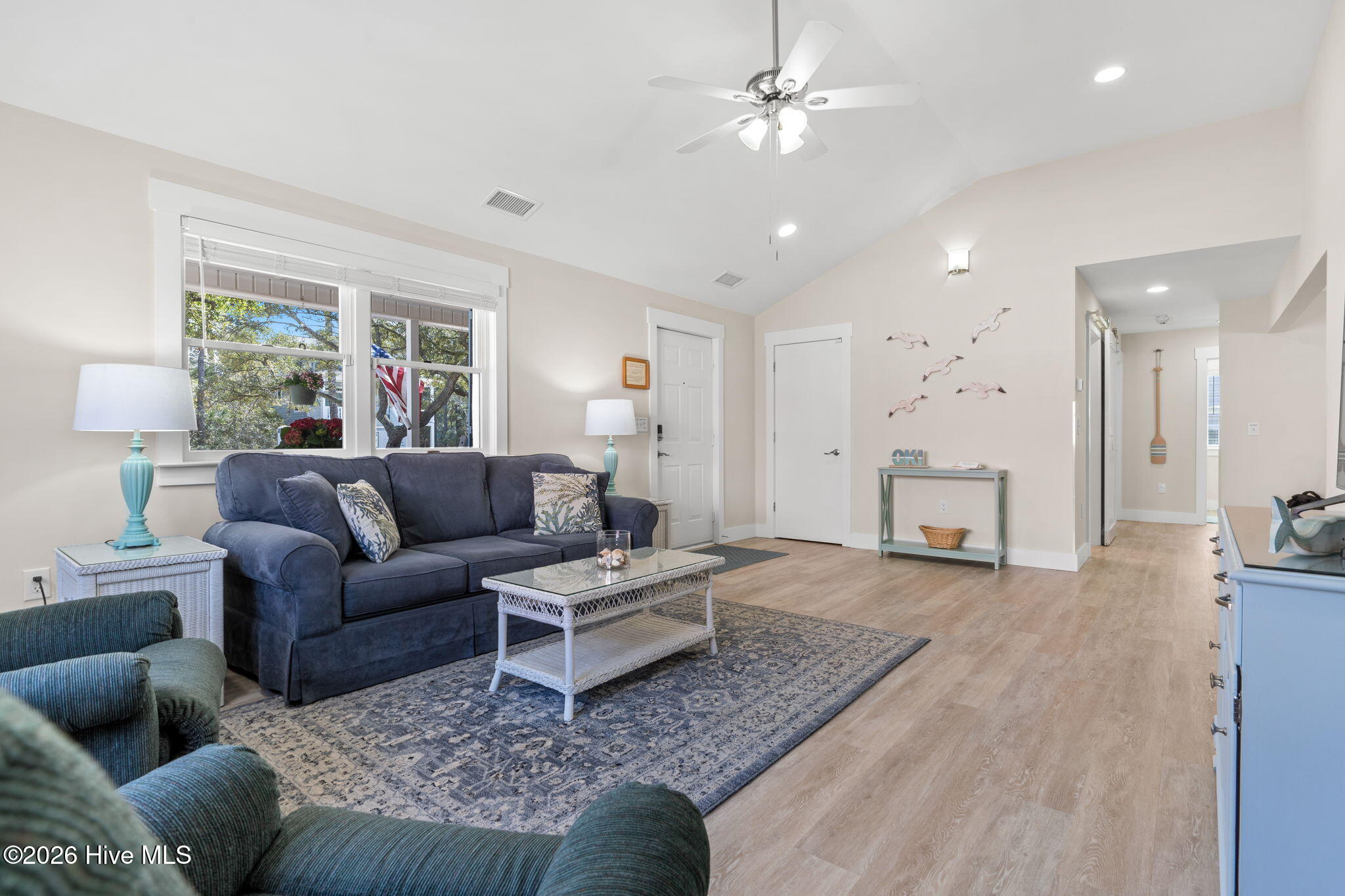 100562646 | Photo 11