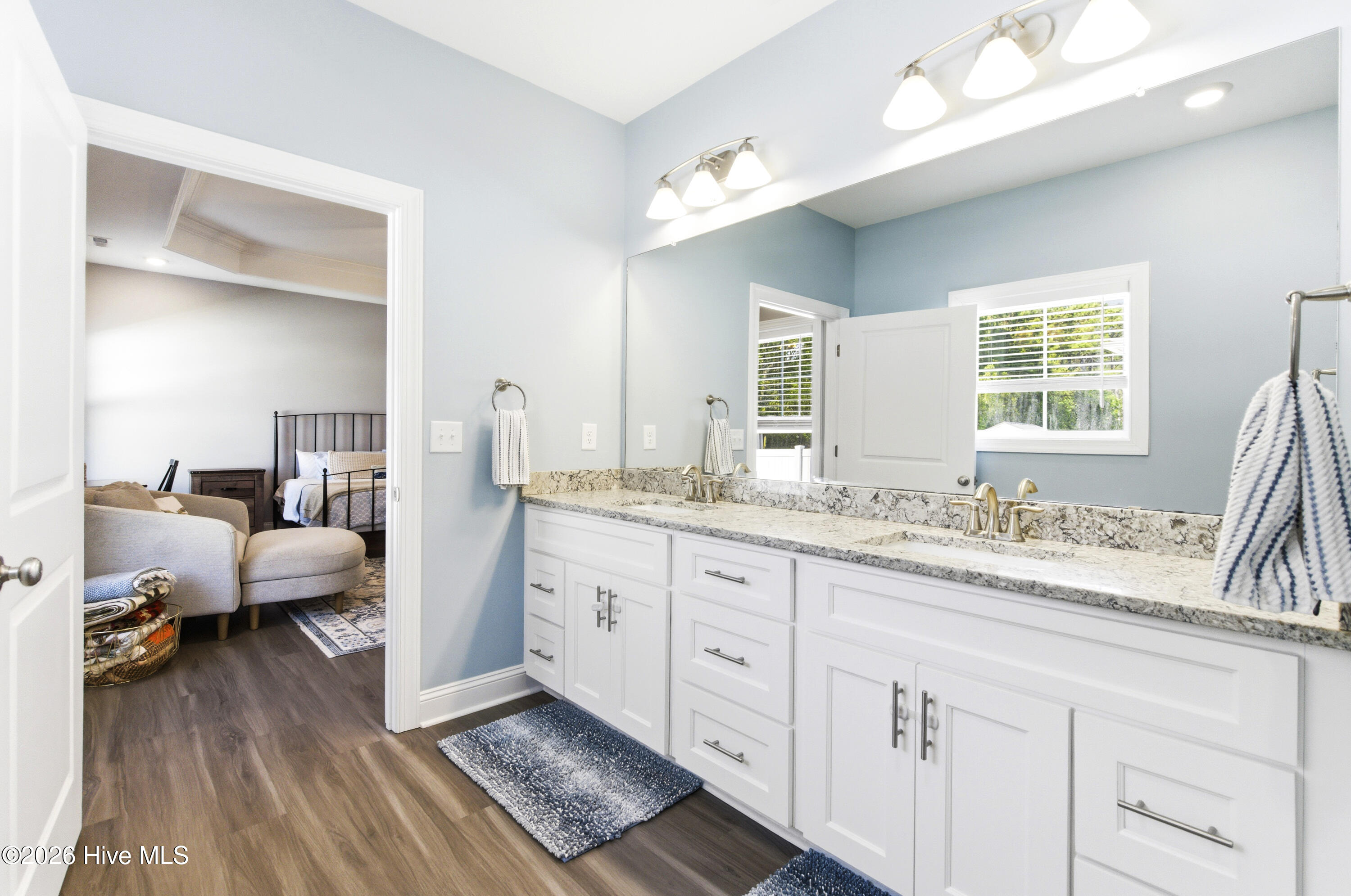 100568018 | Photo 34