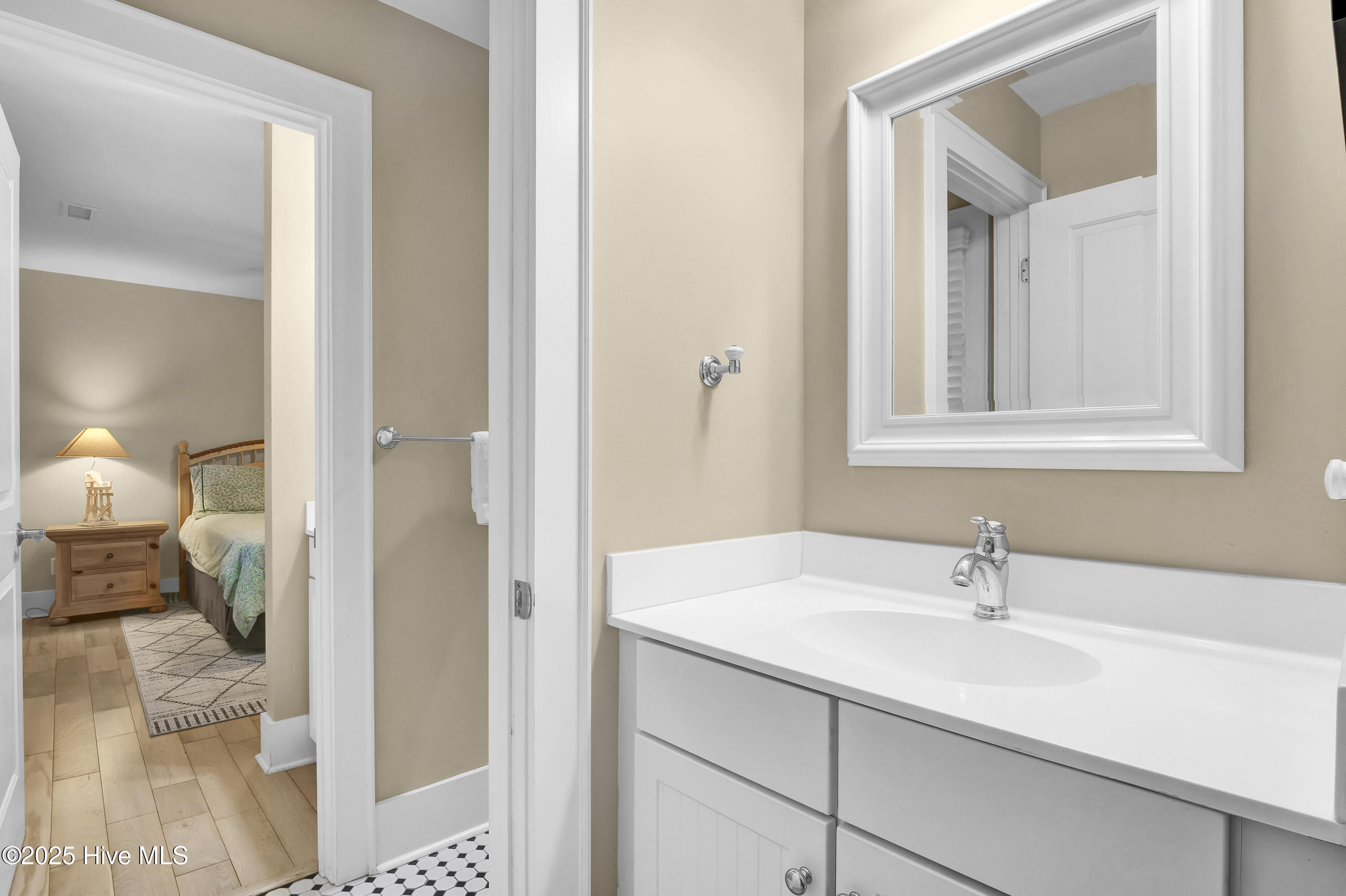 100525301 | Photo 14