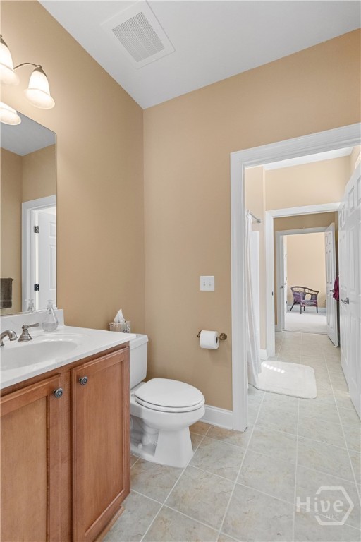 Bathroom 2 (Jack and Jill)