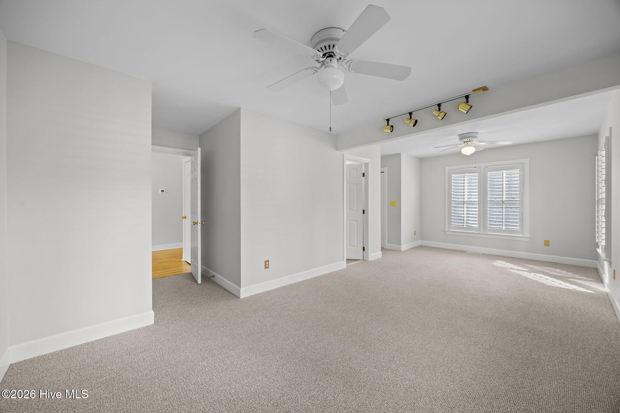 100551579 | Photo 24