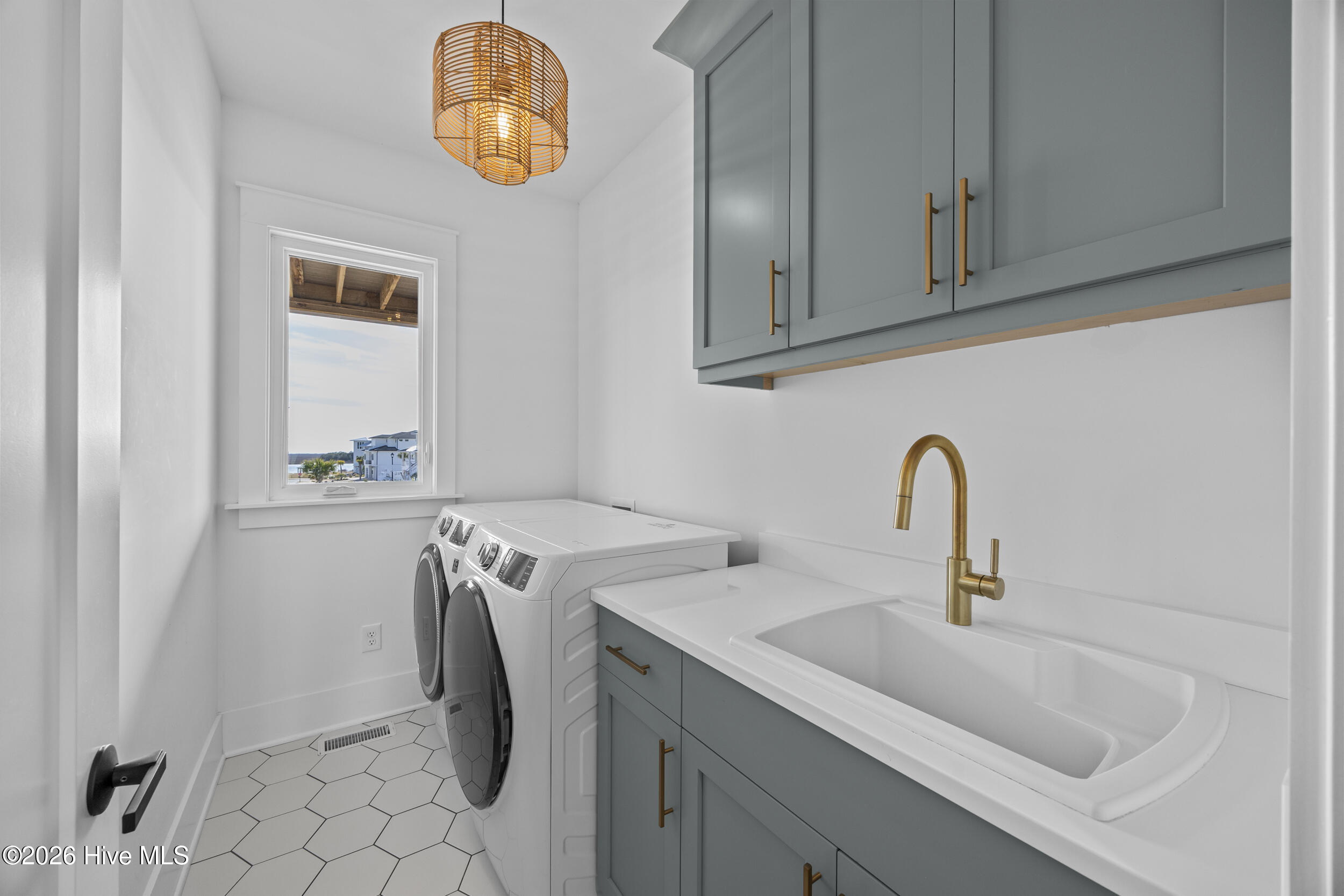 100551268 | Photo 43