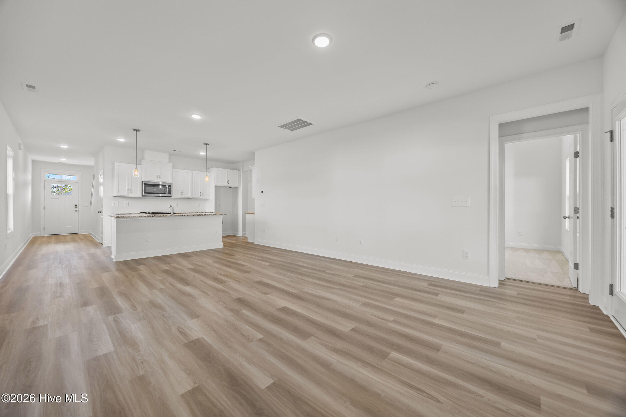 100549370 | Photo 19