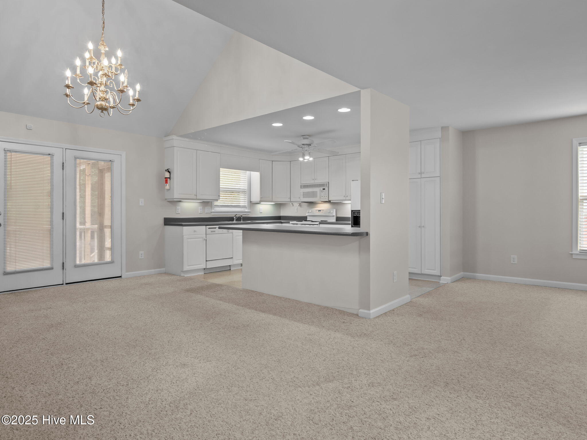 100536740 | Photo 14