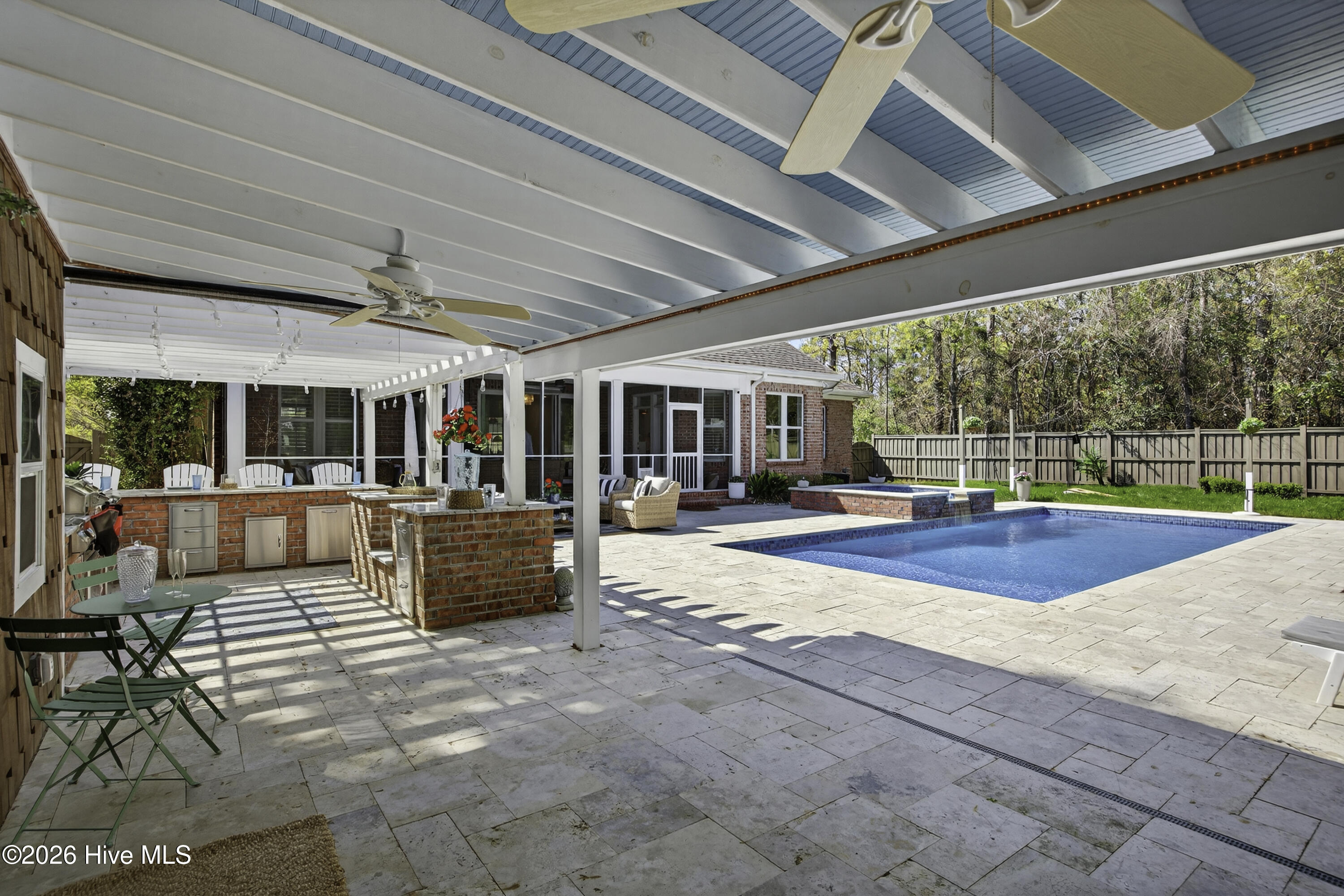 100564665 | Photo 42