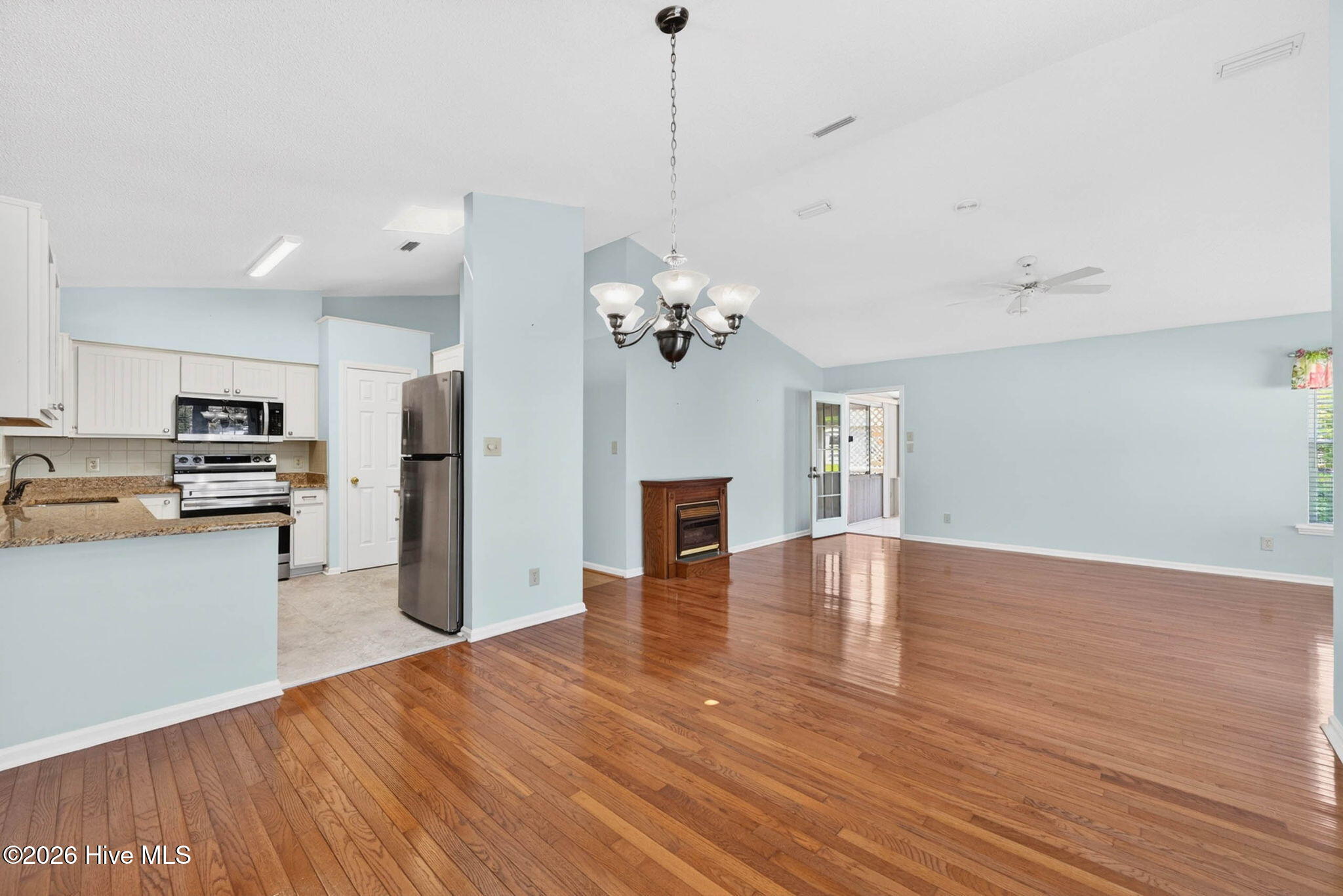 100569614 | Photo 11