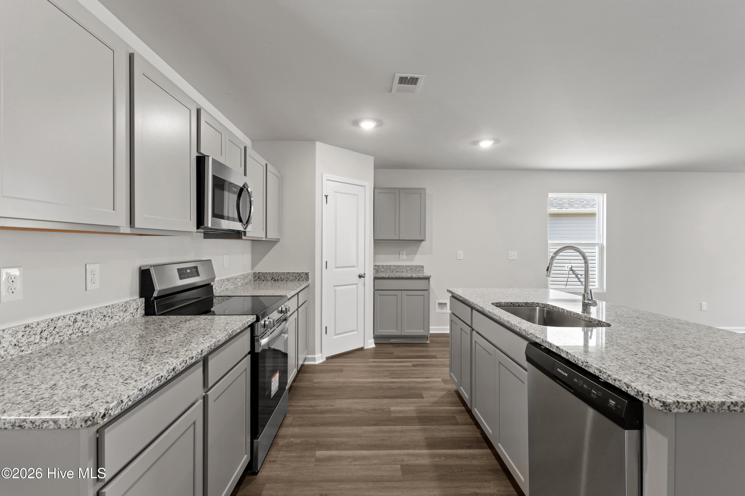 100550093 | Photo 12