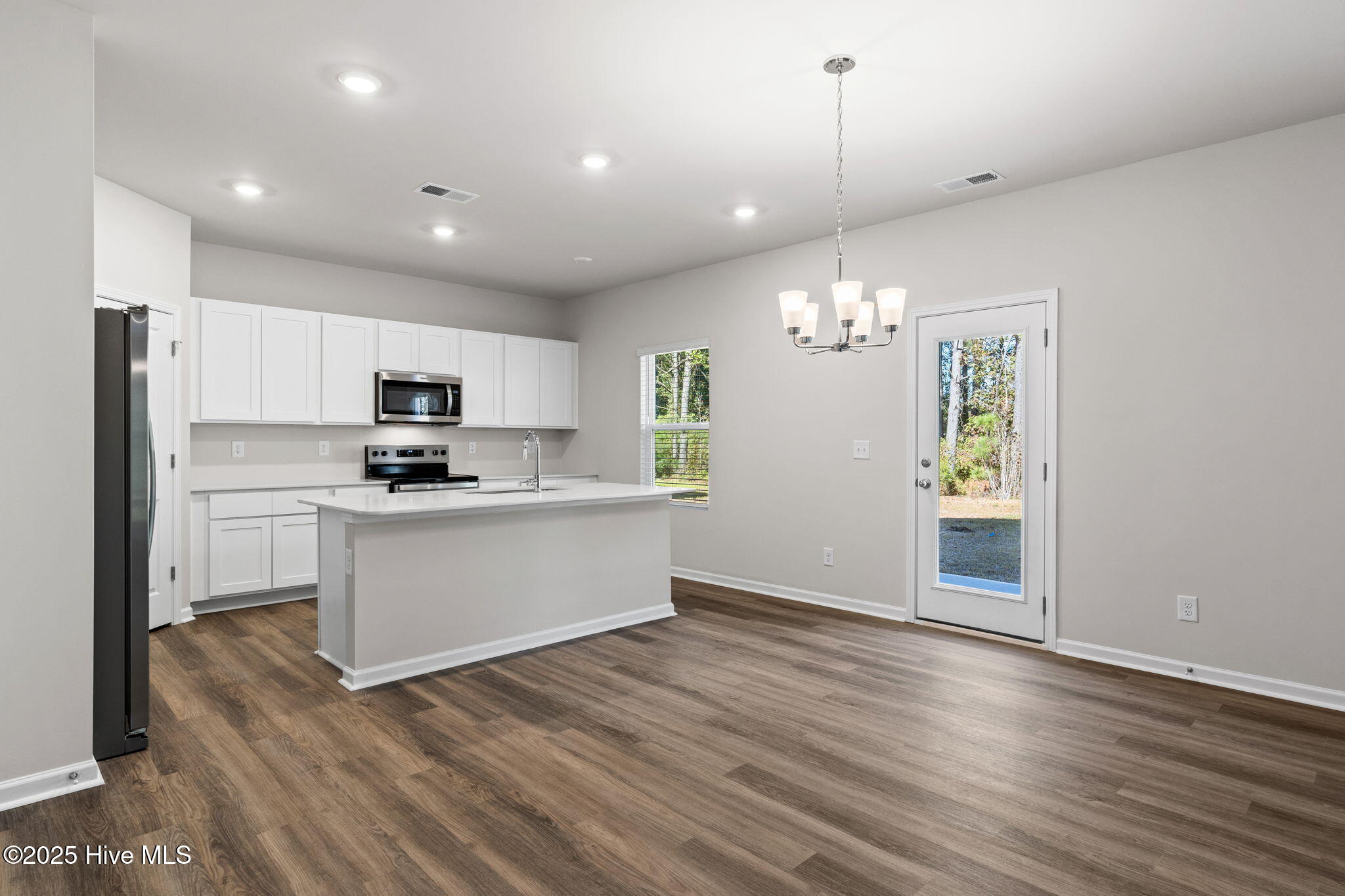 100551766 | Photo 11