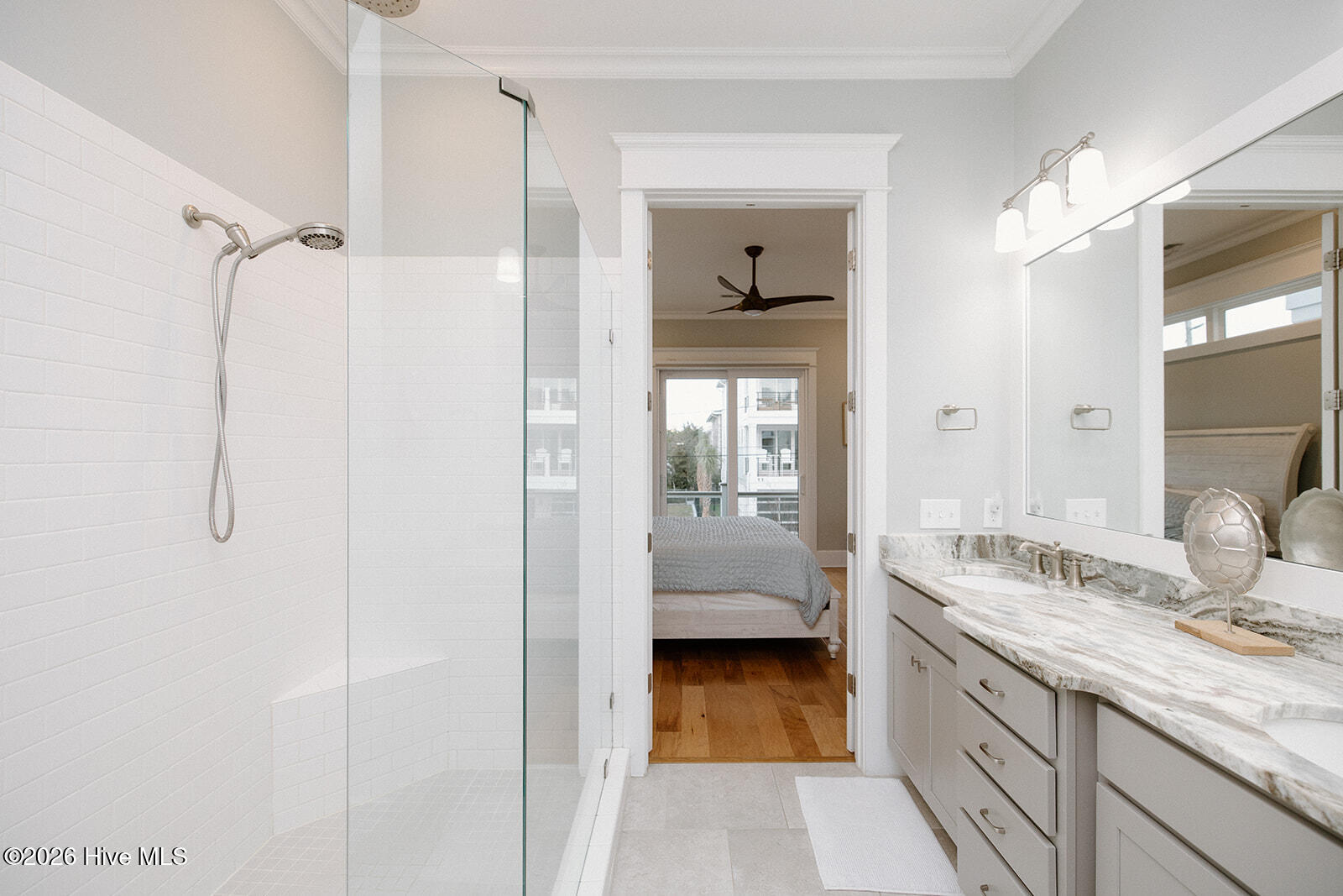 100550346 | Photo 24