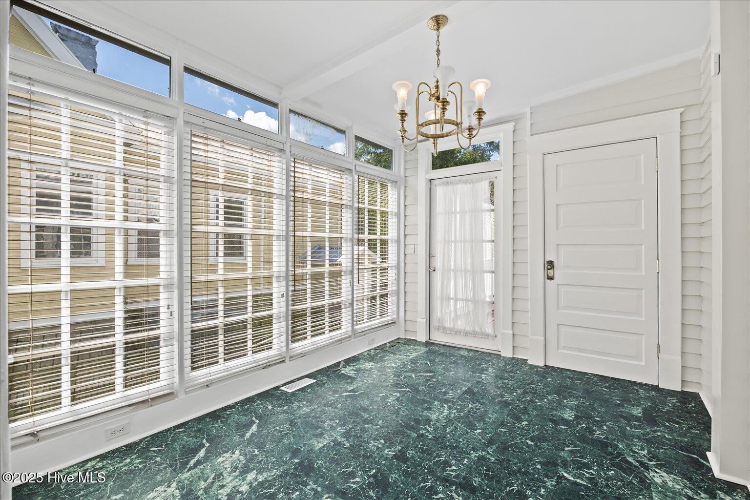 100529930 | Photo 26