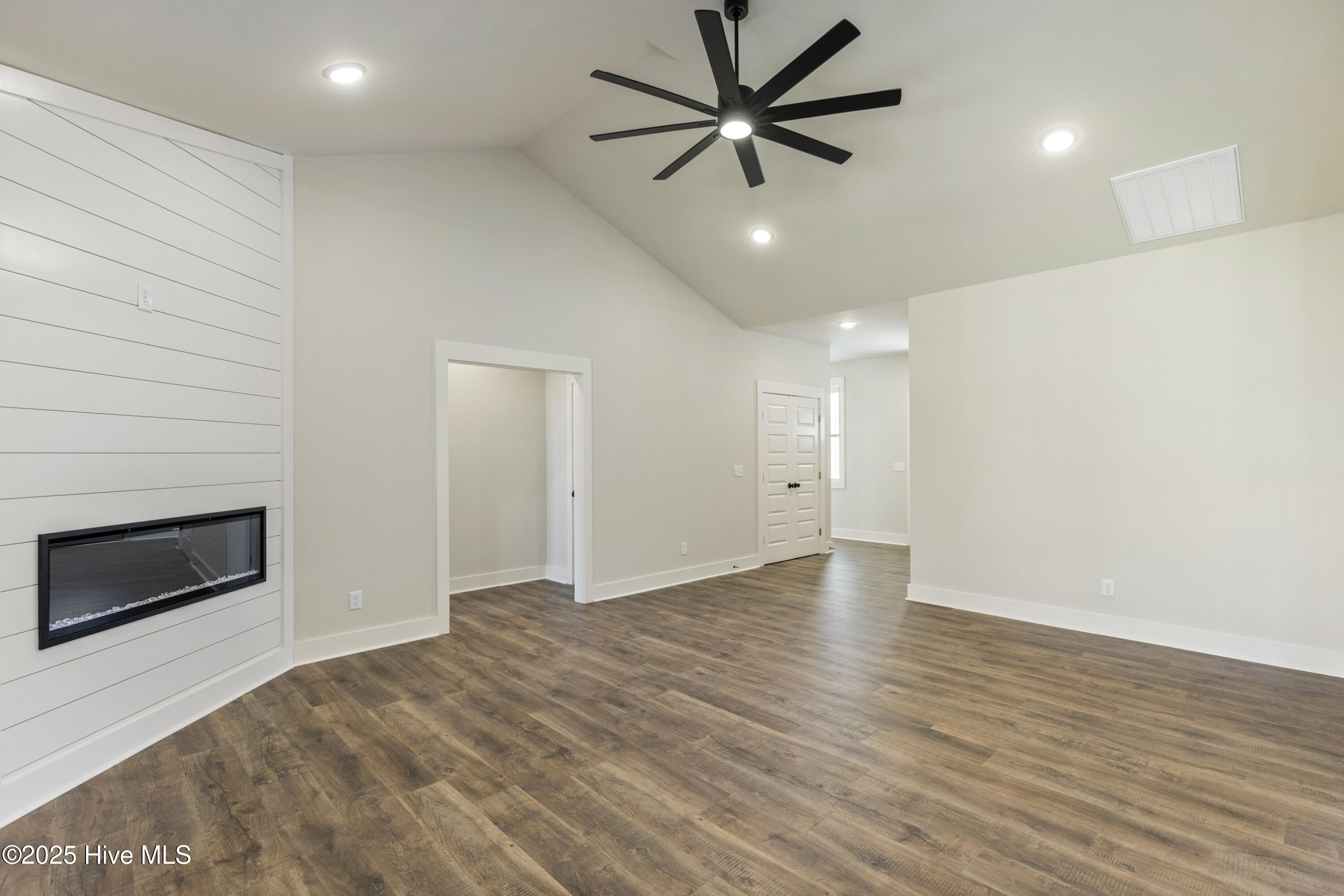 100539759 | Photo 12