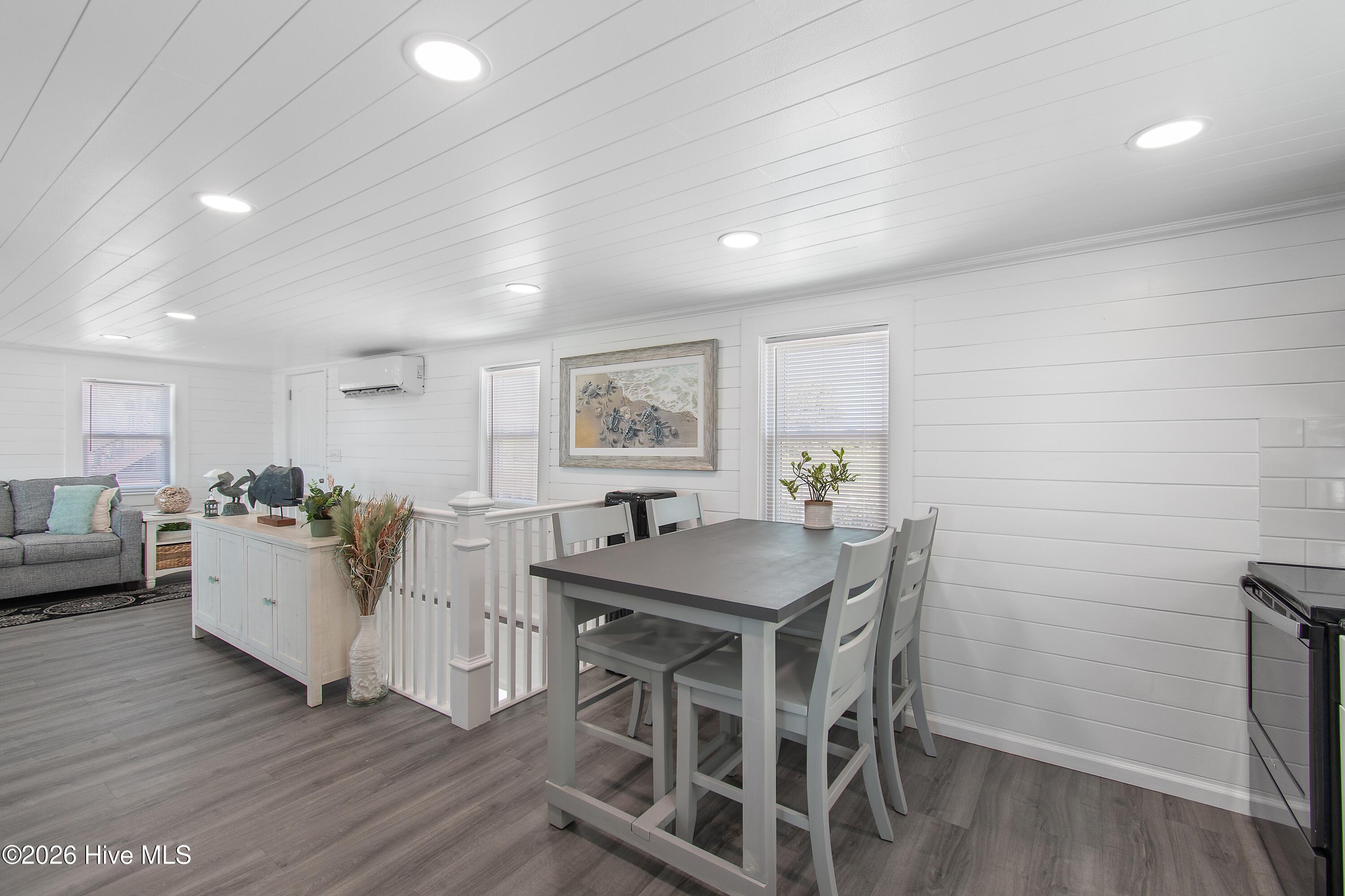 100567968 | Photo 31