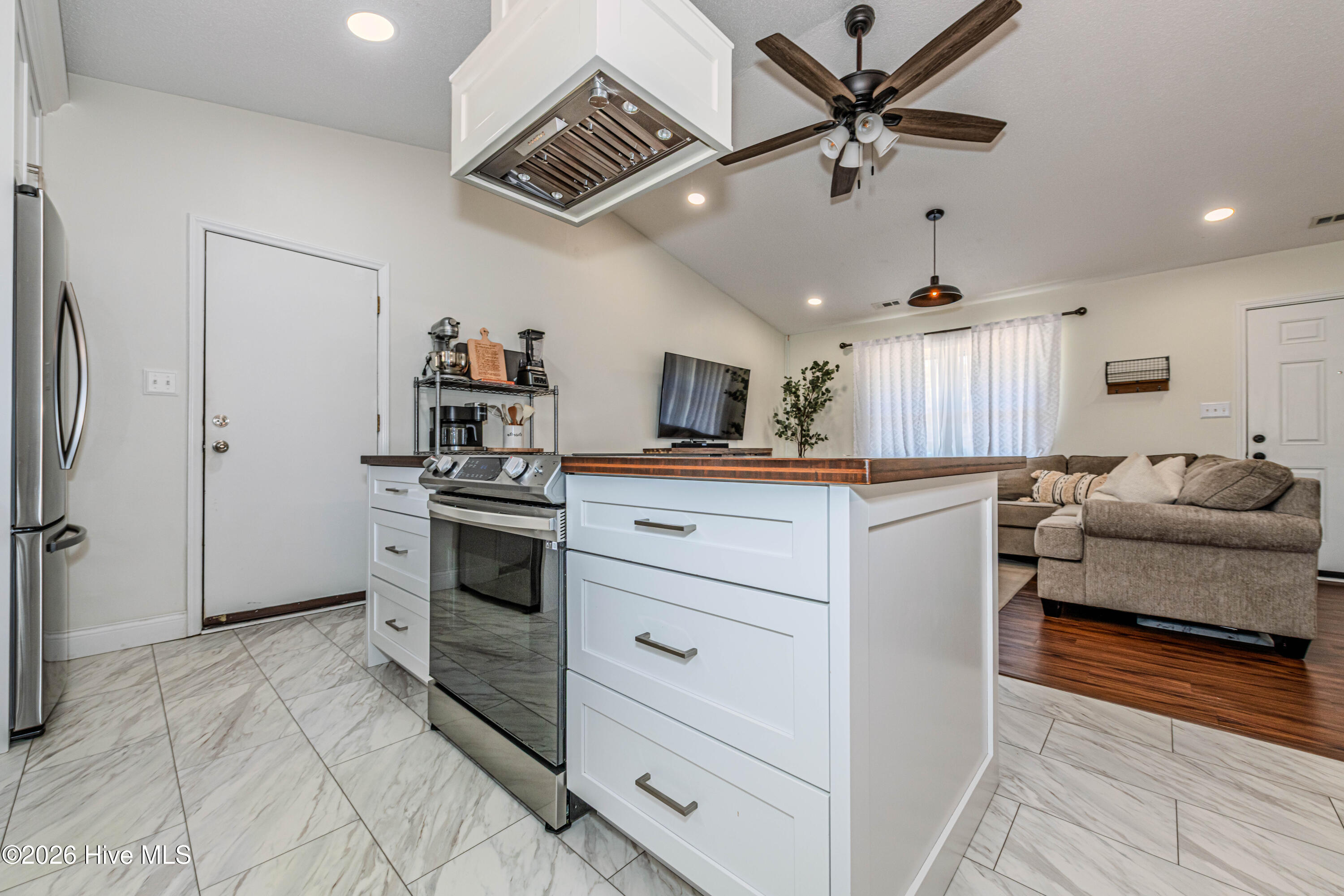 100564633 | Photo 33