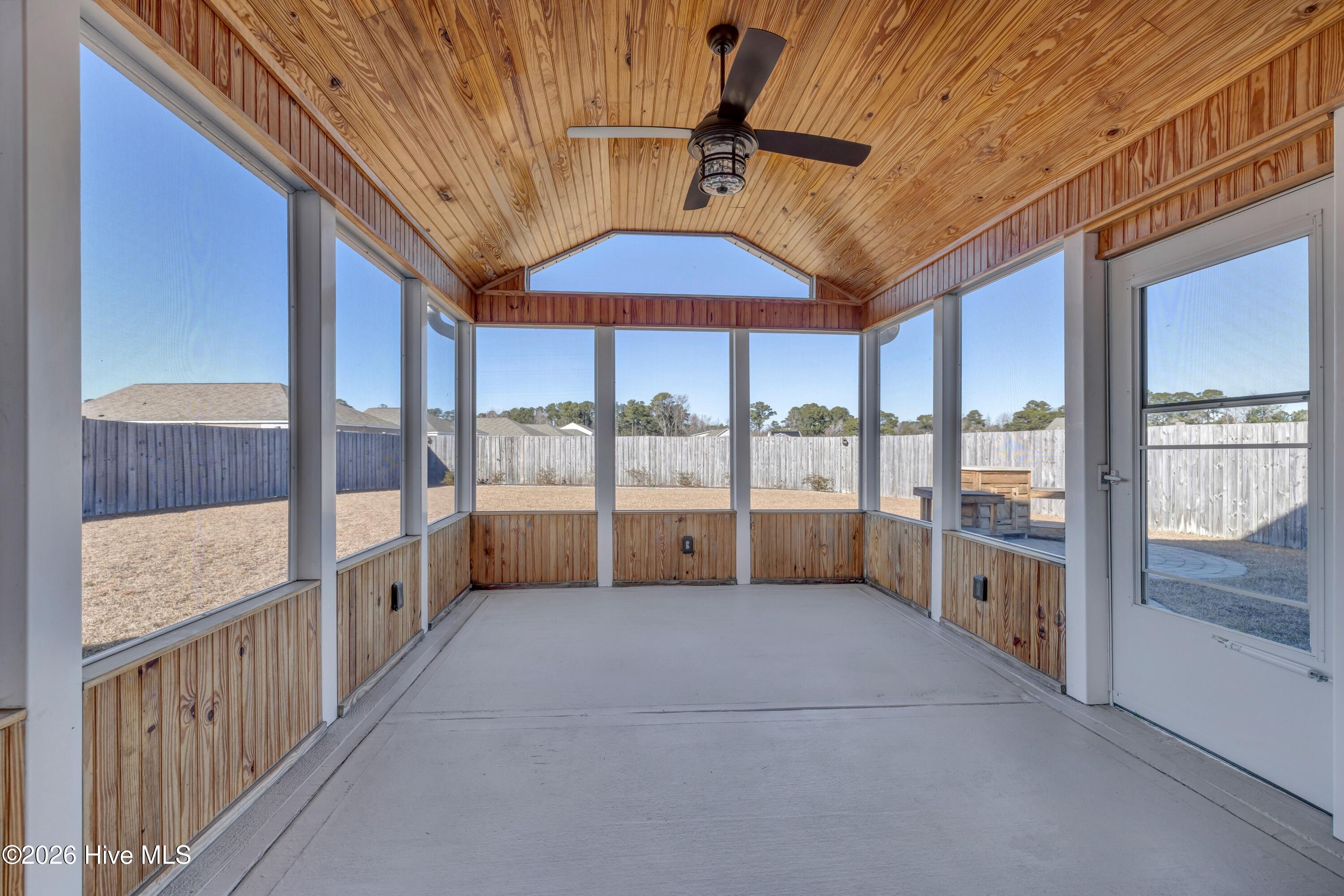 100549338 | Photo 31