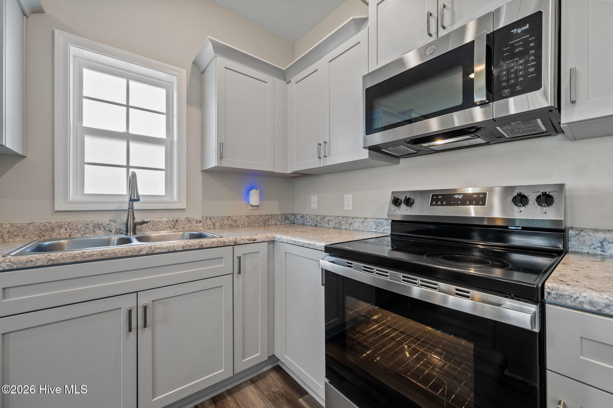 100560857 | Photo 15