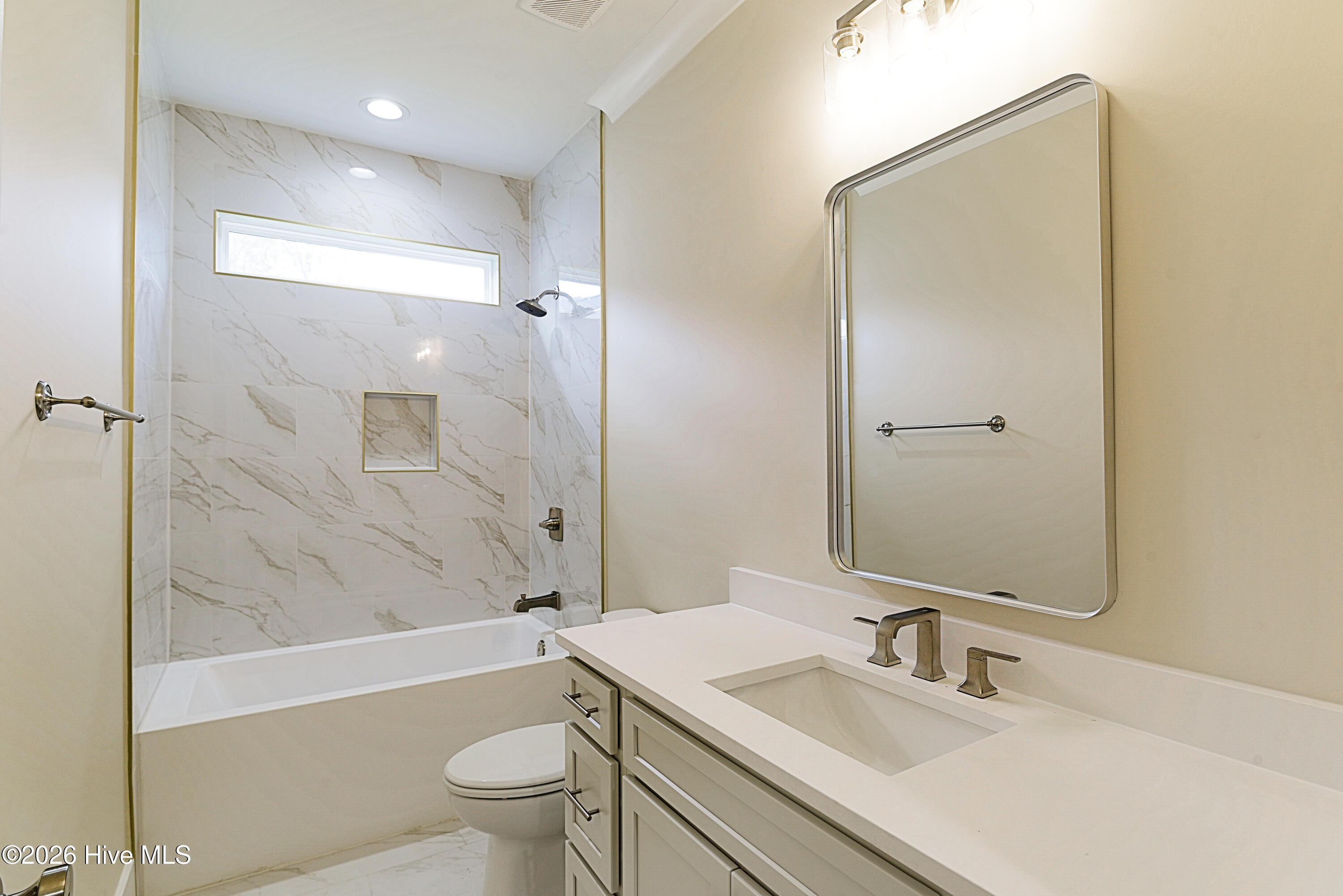 100547113 | Photo 42