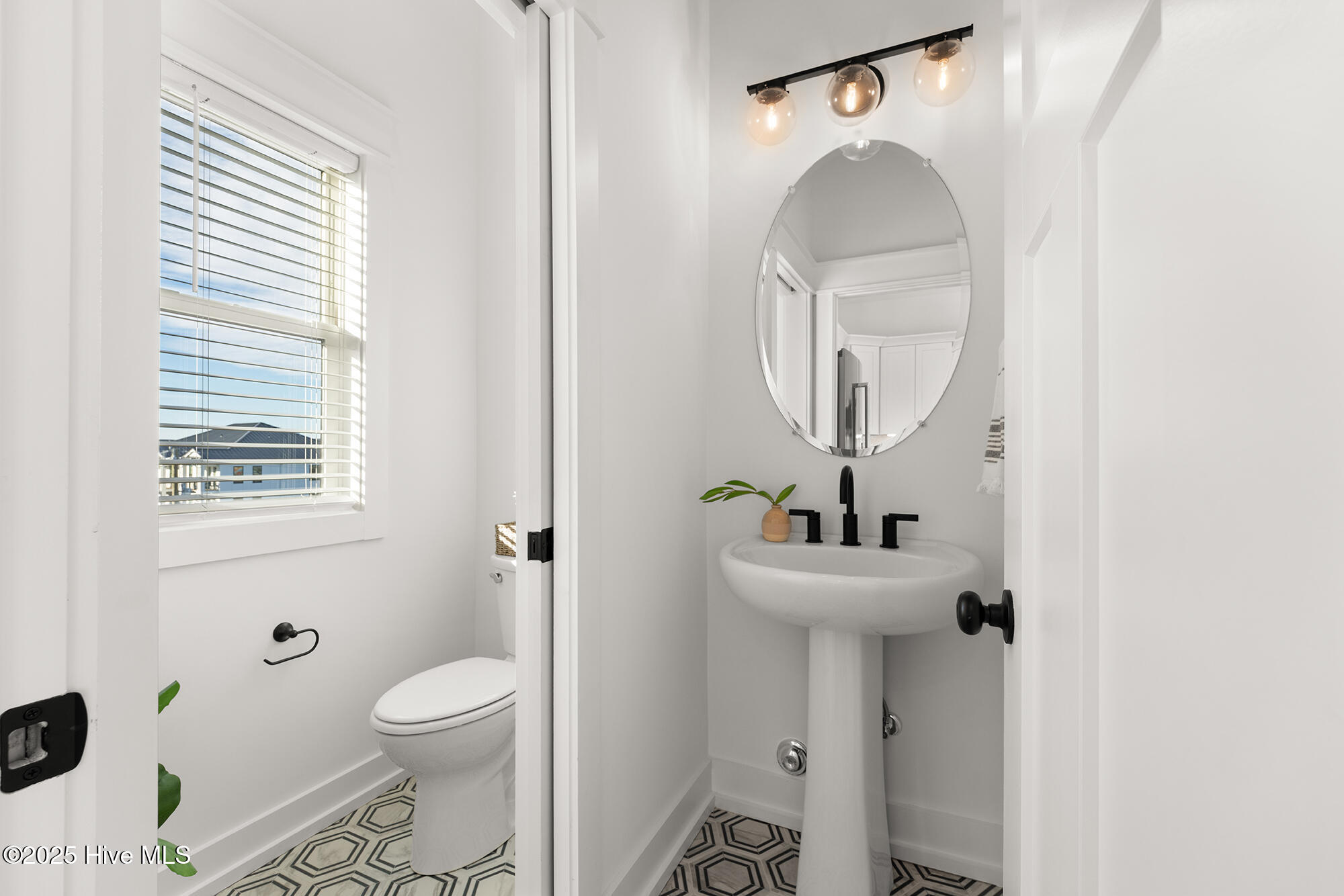 100542866 | Photo 31