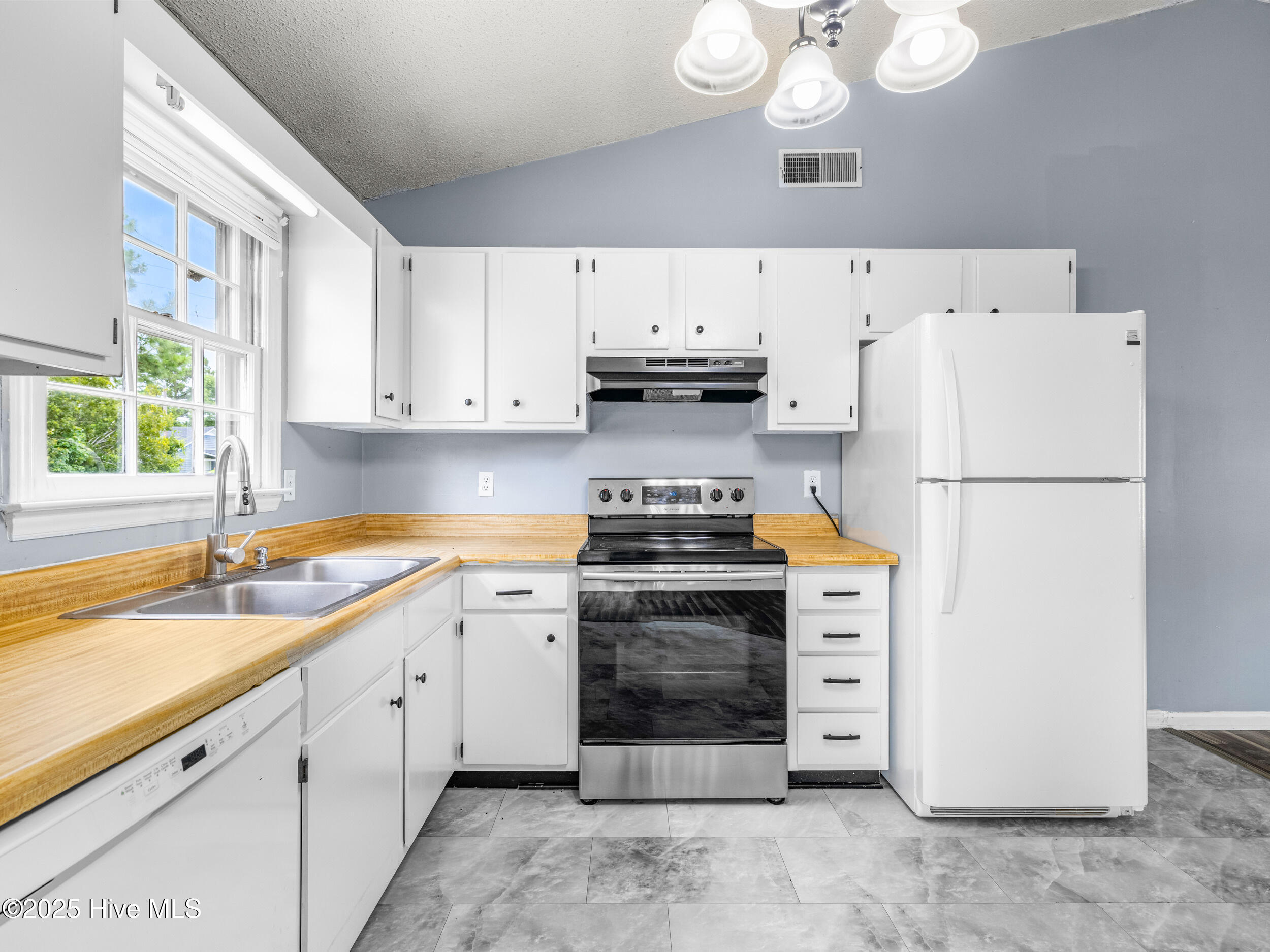 100521446 | Photo 11