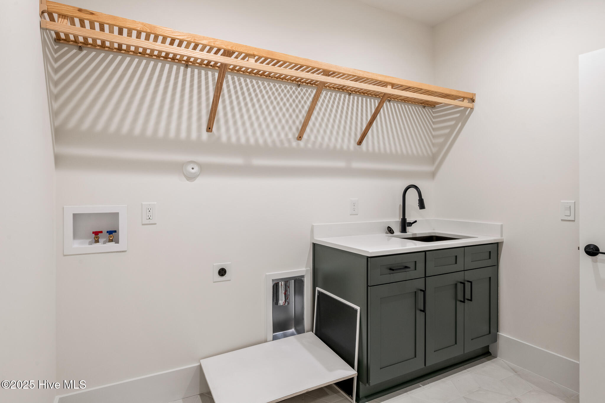 100533219 | Photo 34