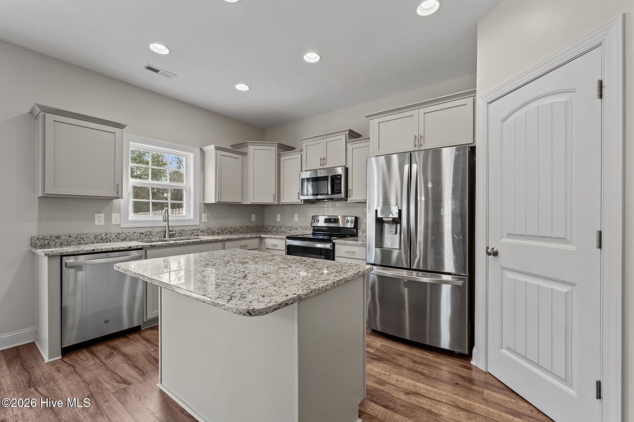 100549197 | Photo 23