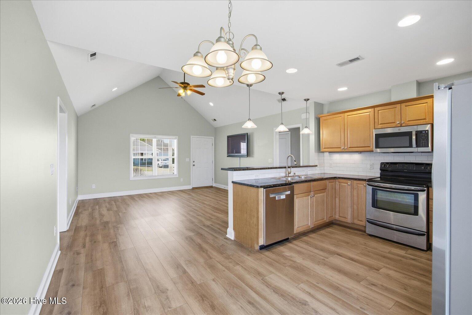 100561166 | Photo 14