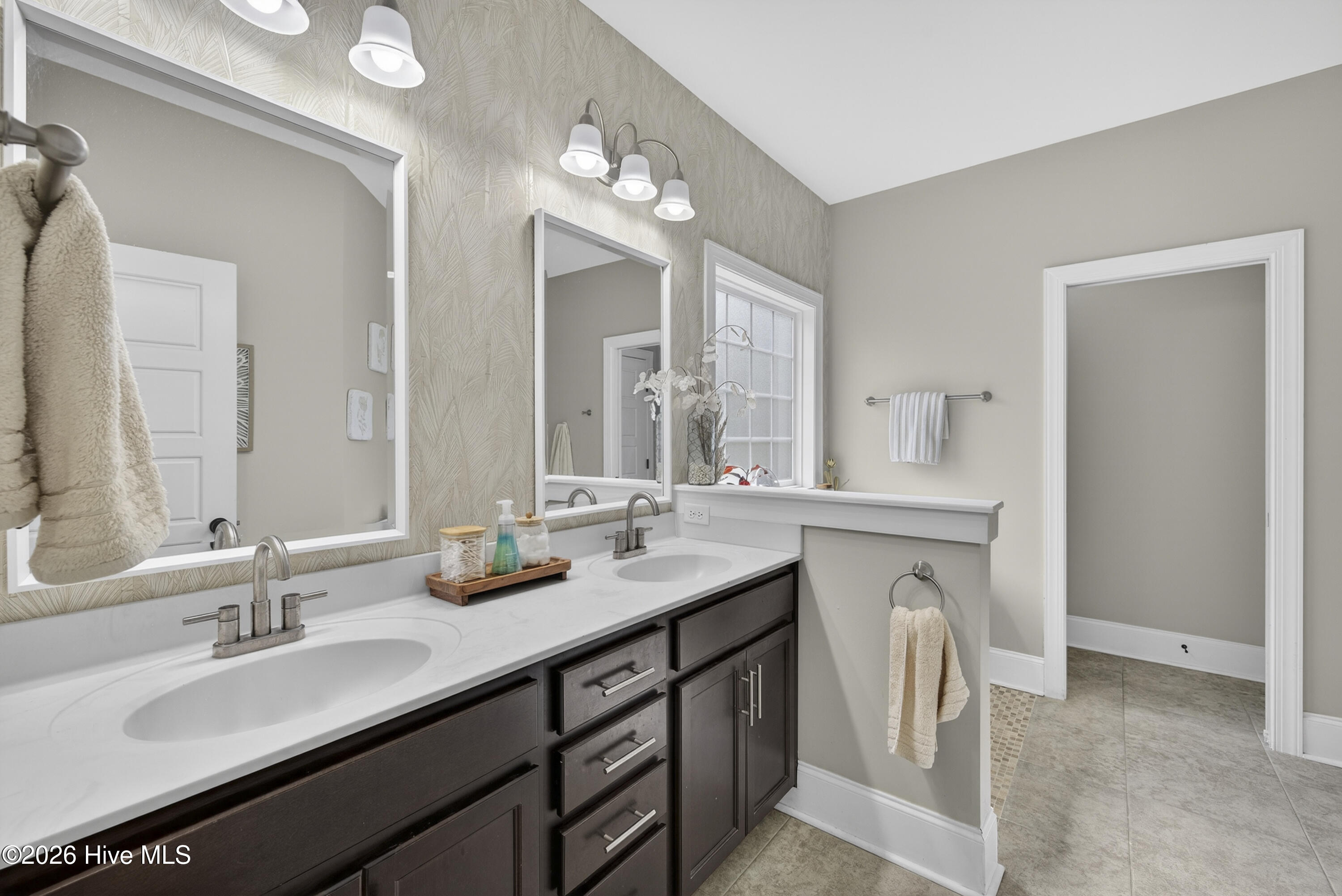 100562294 | Photo 25