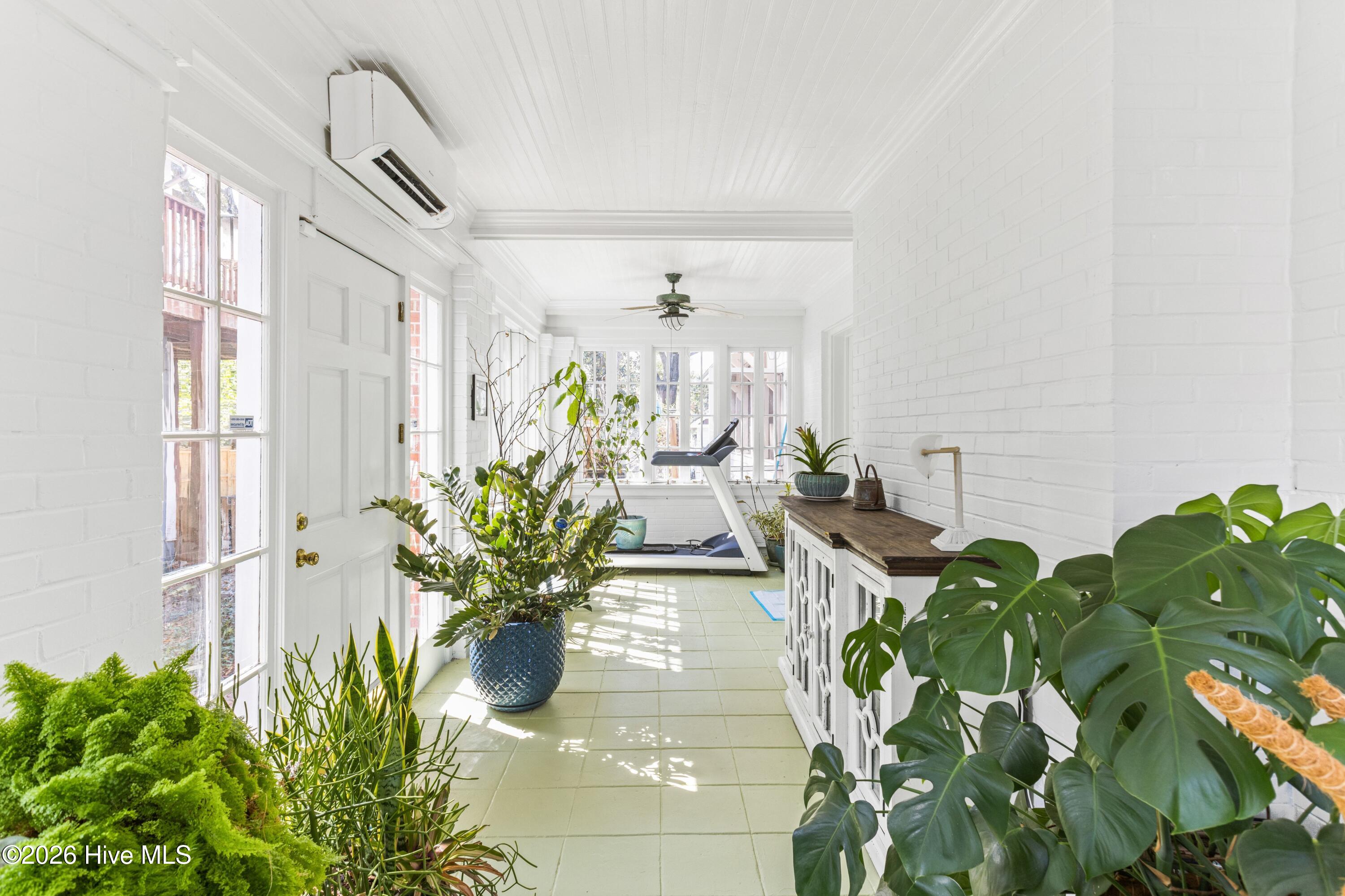 100560142 | Photo 17