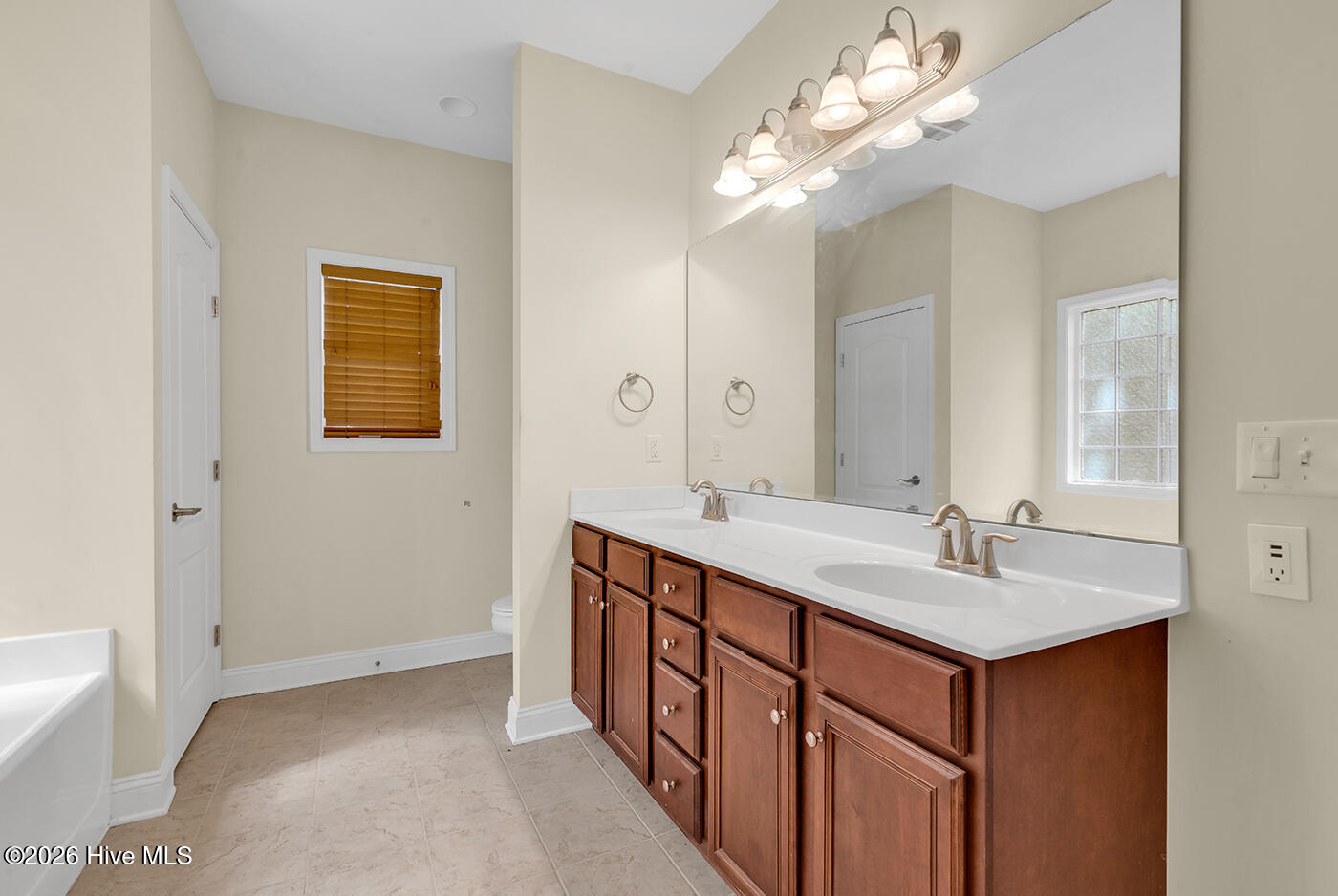 100566438 | Photo 16