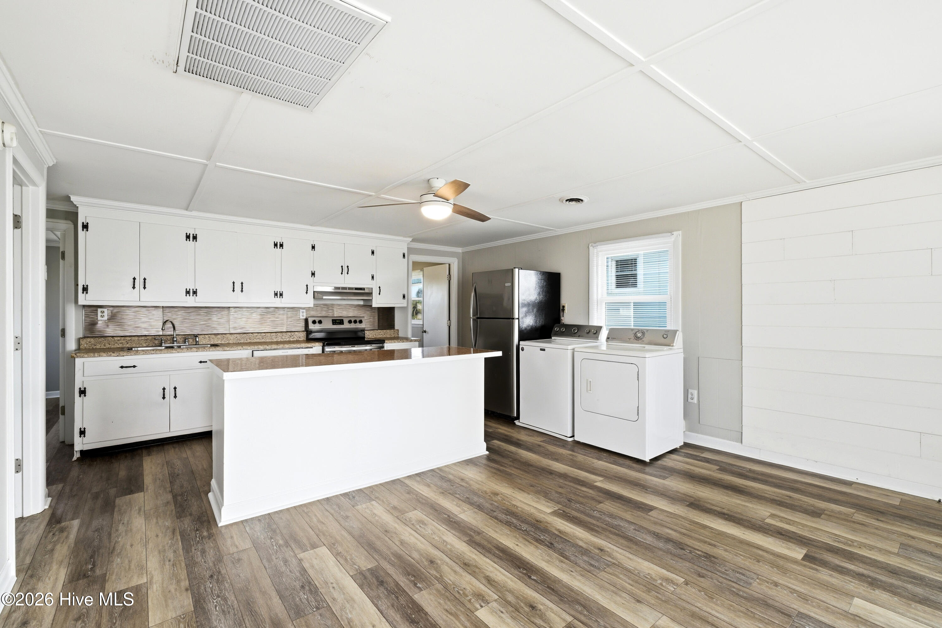 100557870 | Photo 24