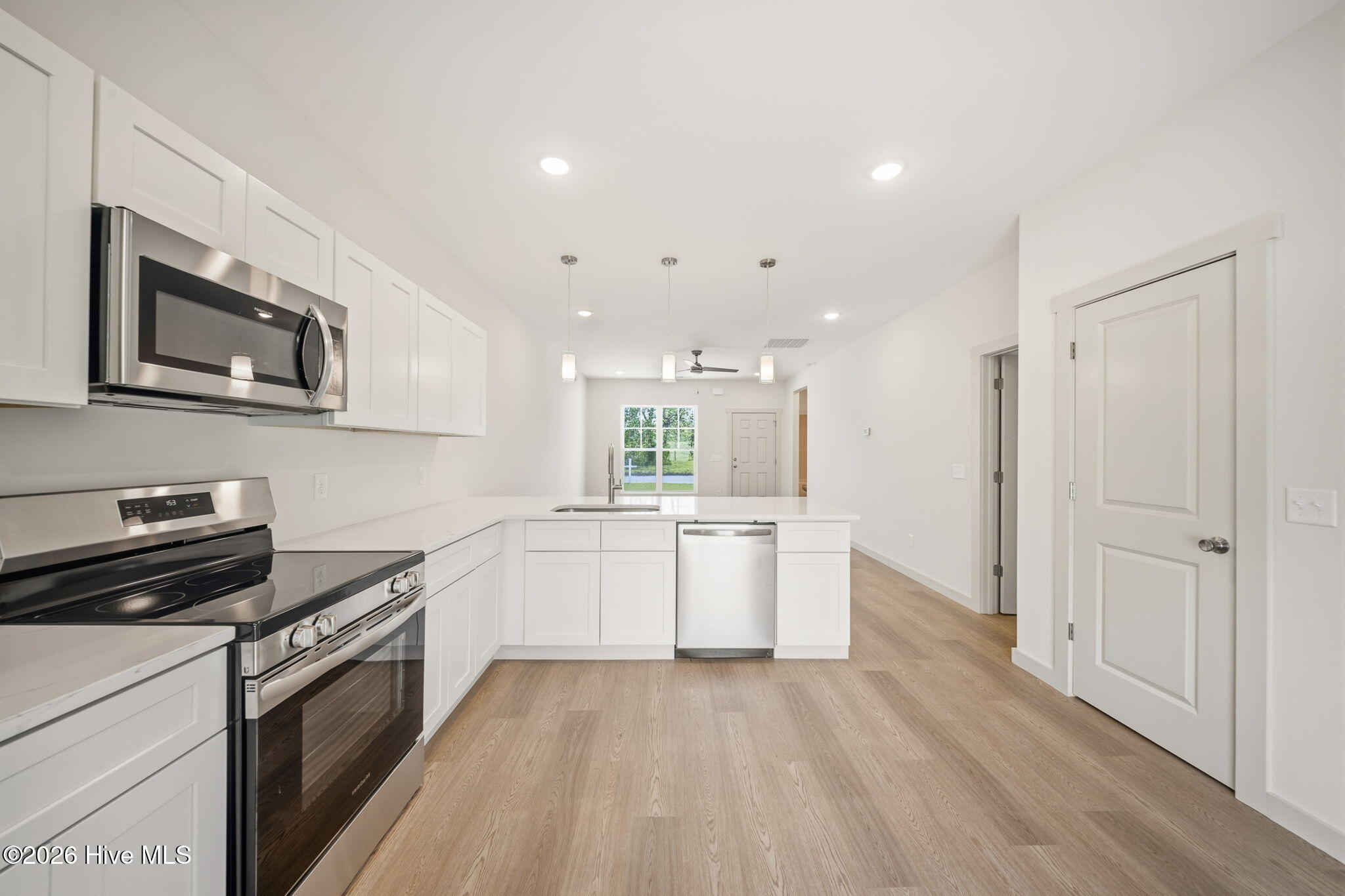 100562147 | Photo 42