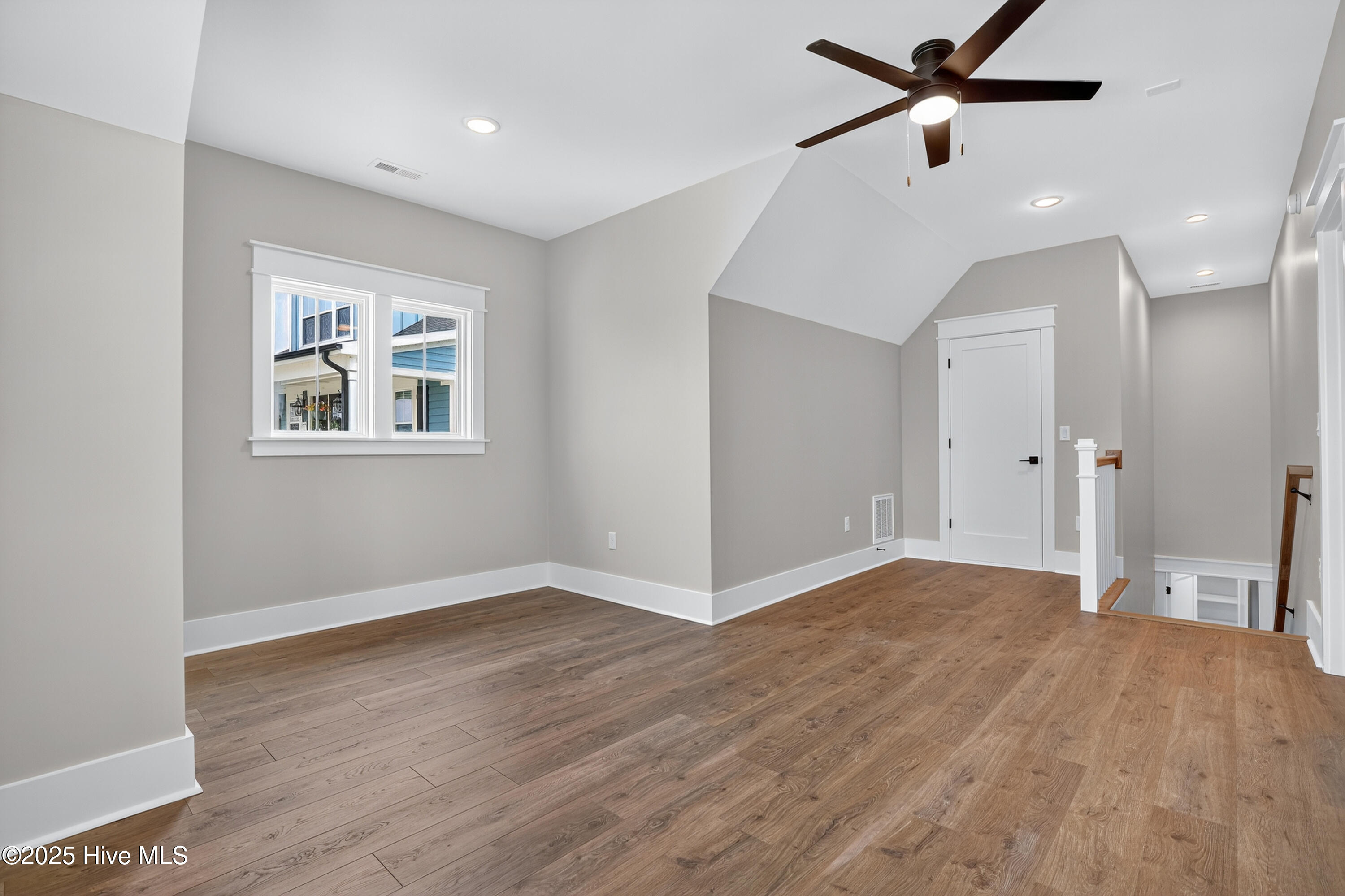 100546984 | Photo 38