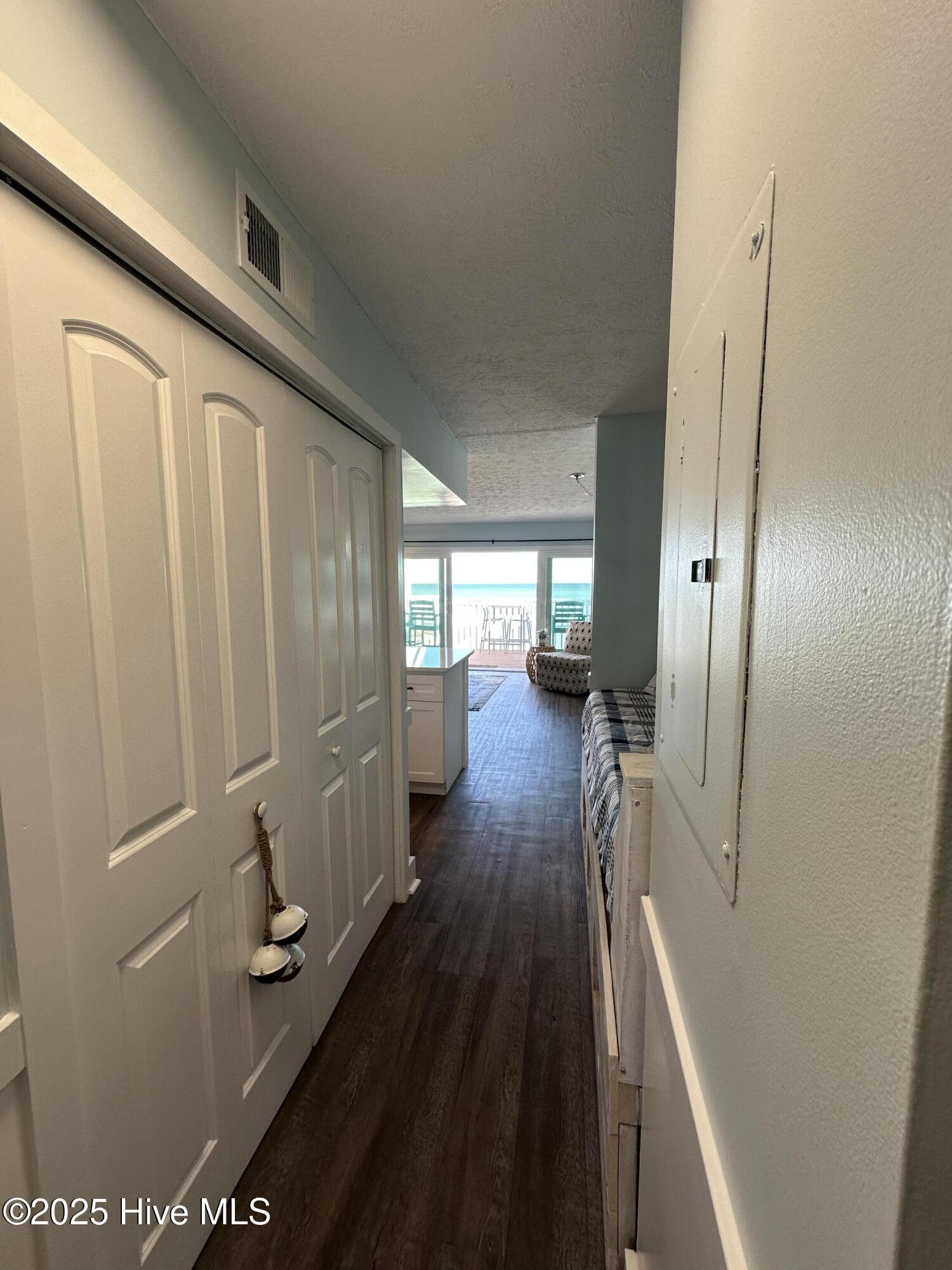 100545930 | Photo 28