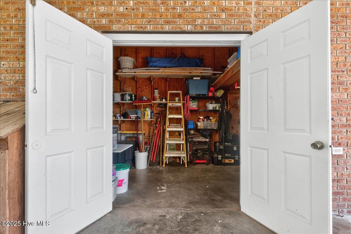 100533045 | Photo 44