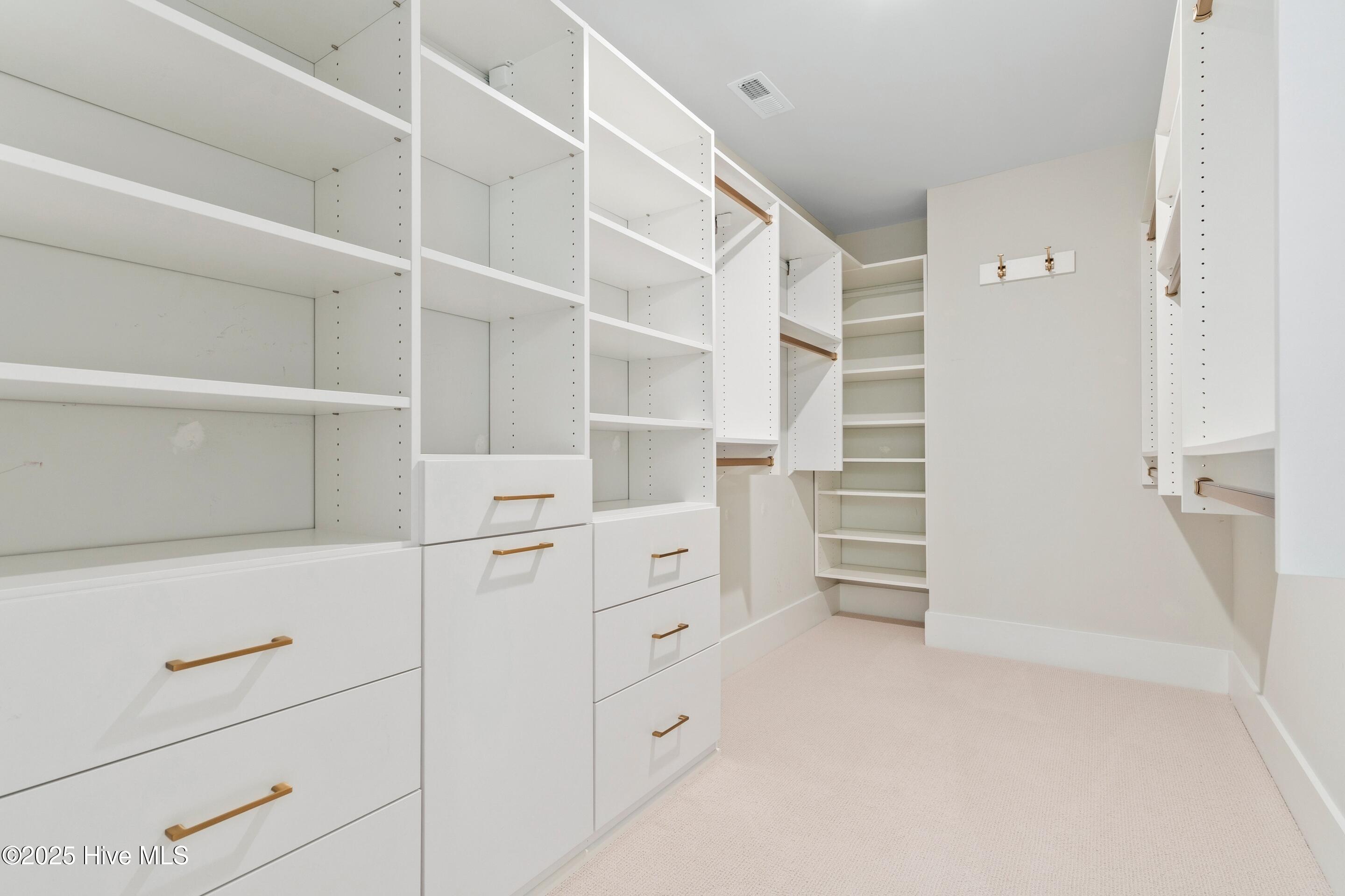 100547045 | Photo 38