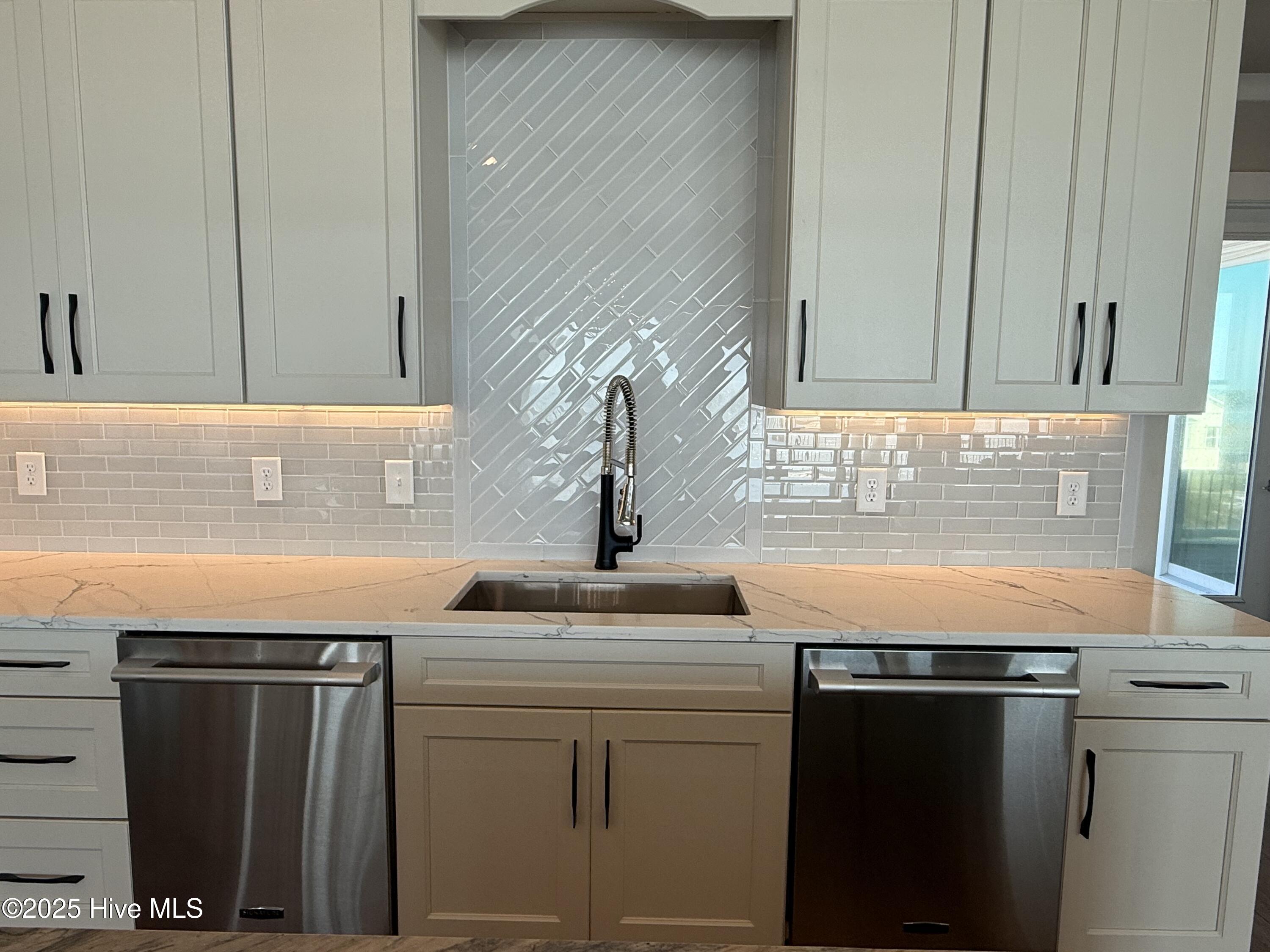 100498103 | Photo 20