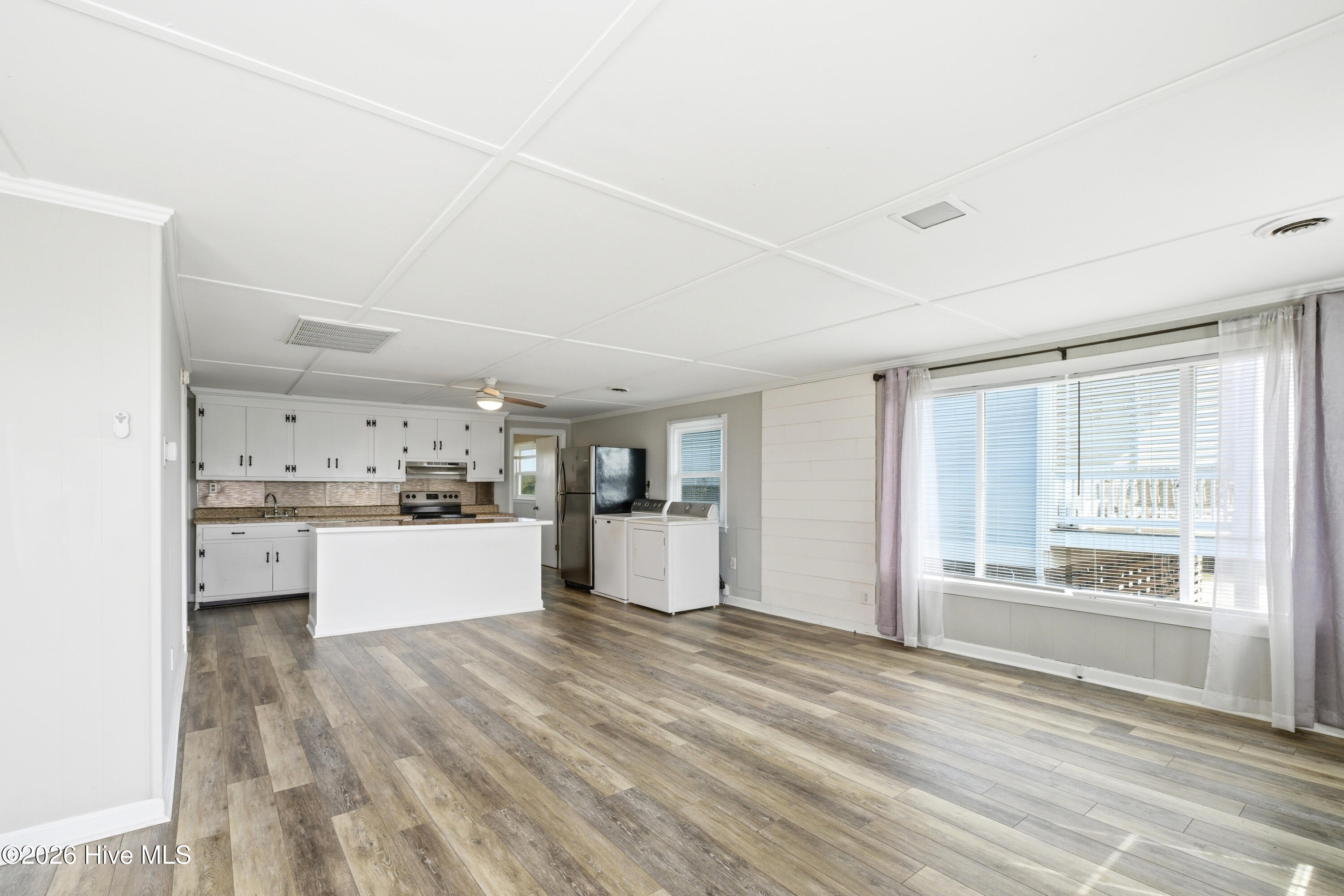 100557870 | Photo 22