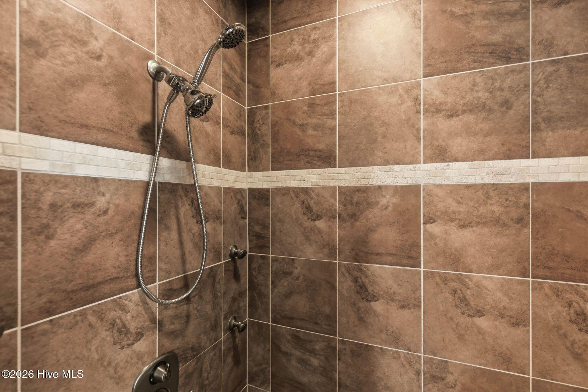 100565083 | Photo 33