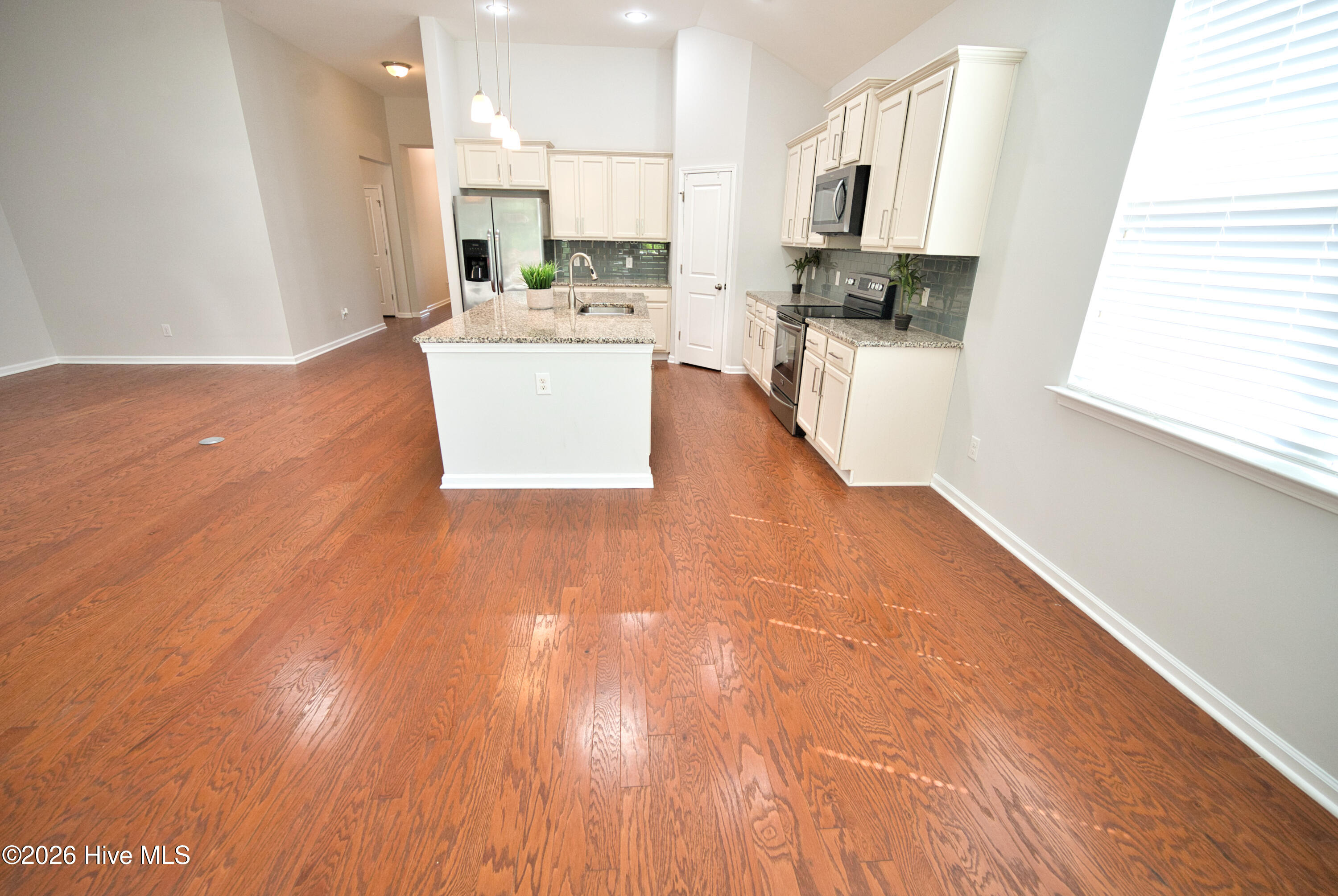 100569756 | Photo 47