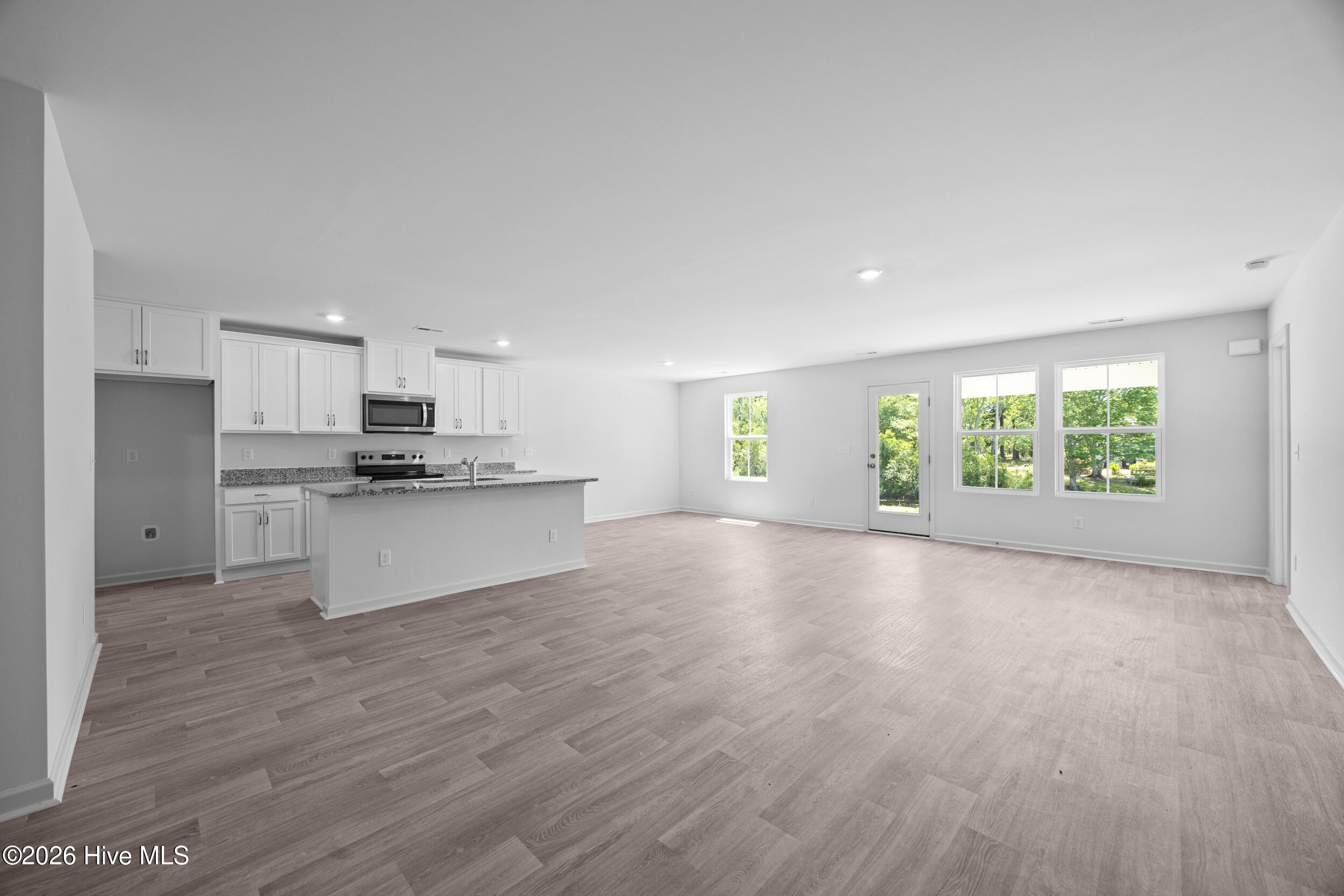 100570043 | Photo 14