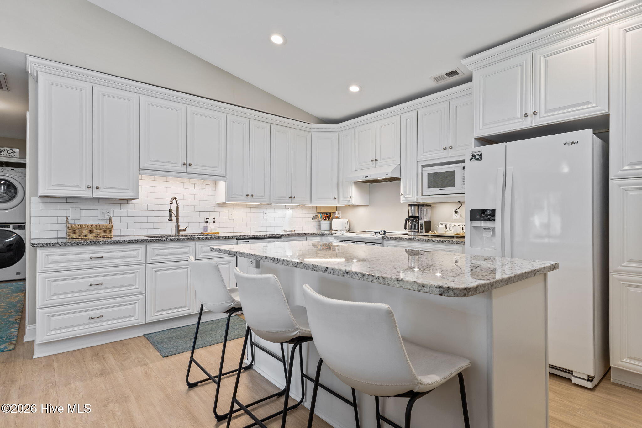 100568584 | Photo 25