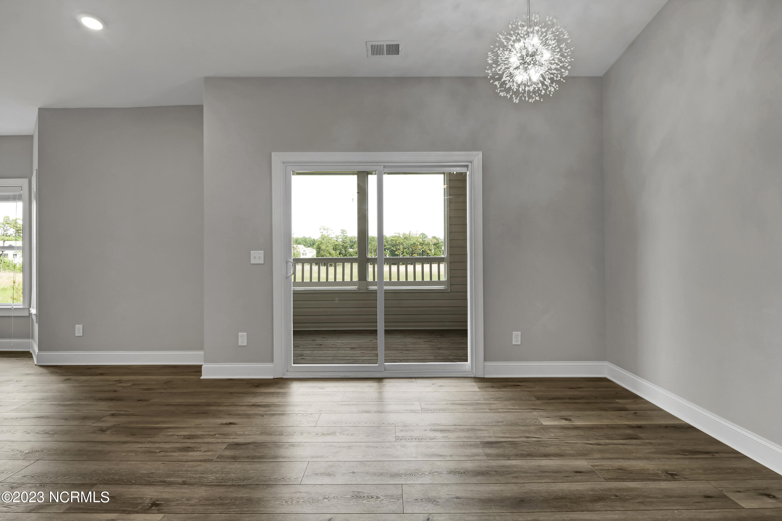 100549733 | Photo 19