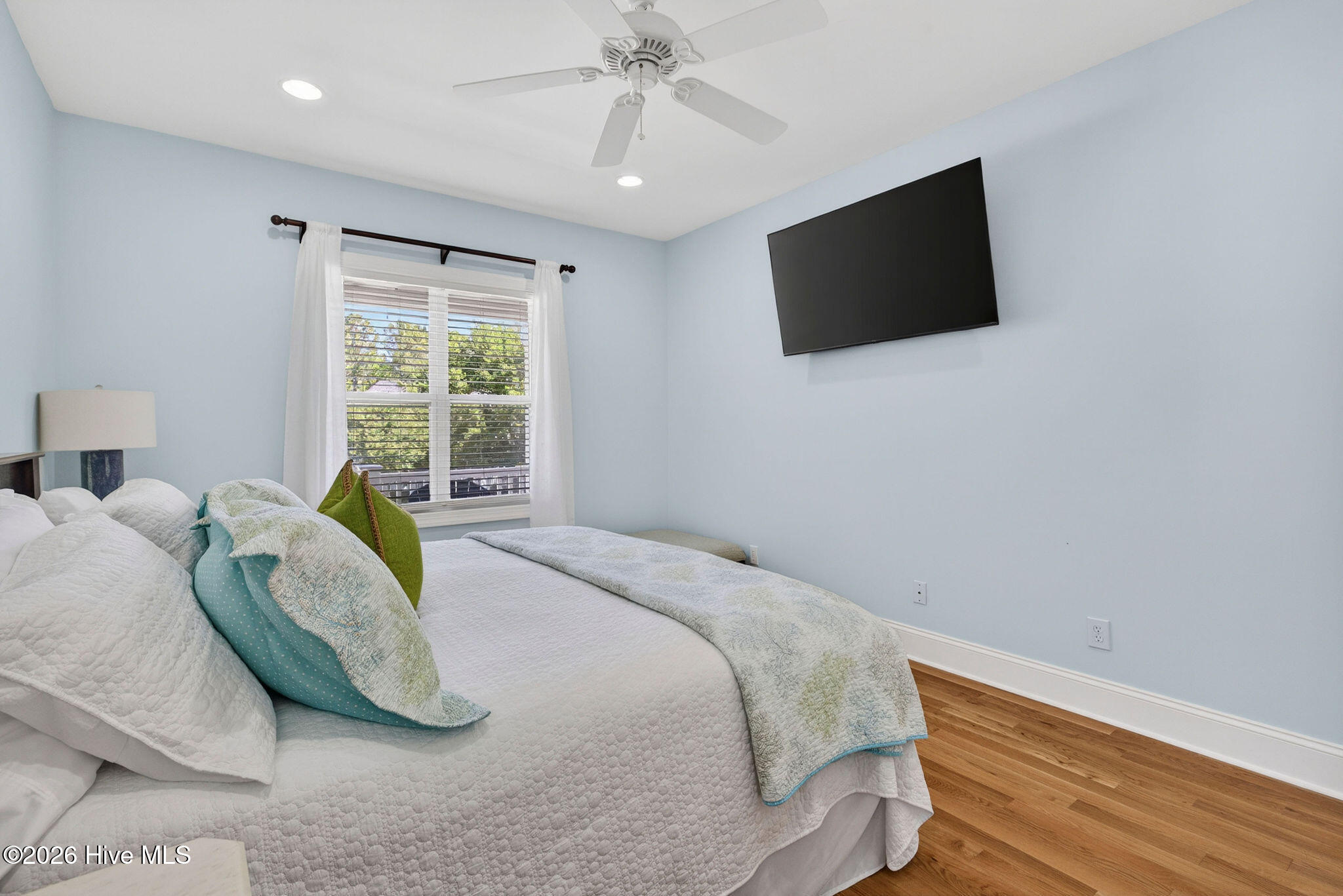 100570117 | Photo 31