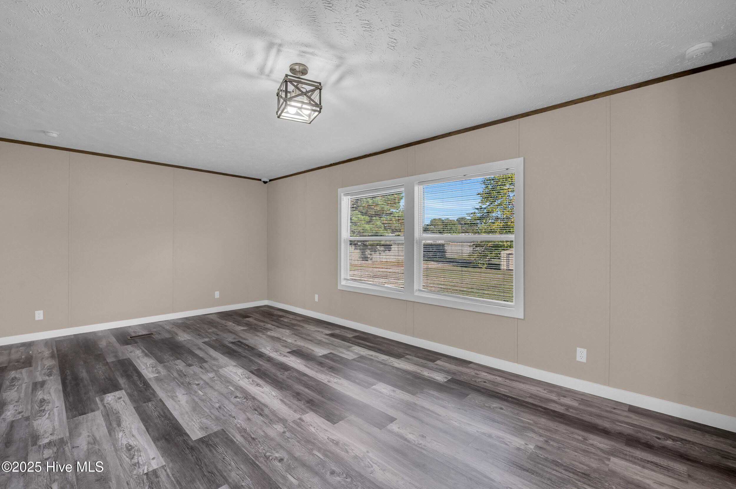 100540708 | Photo 11