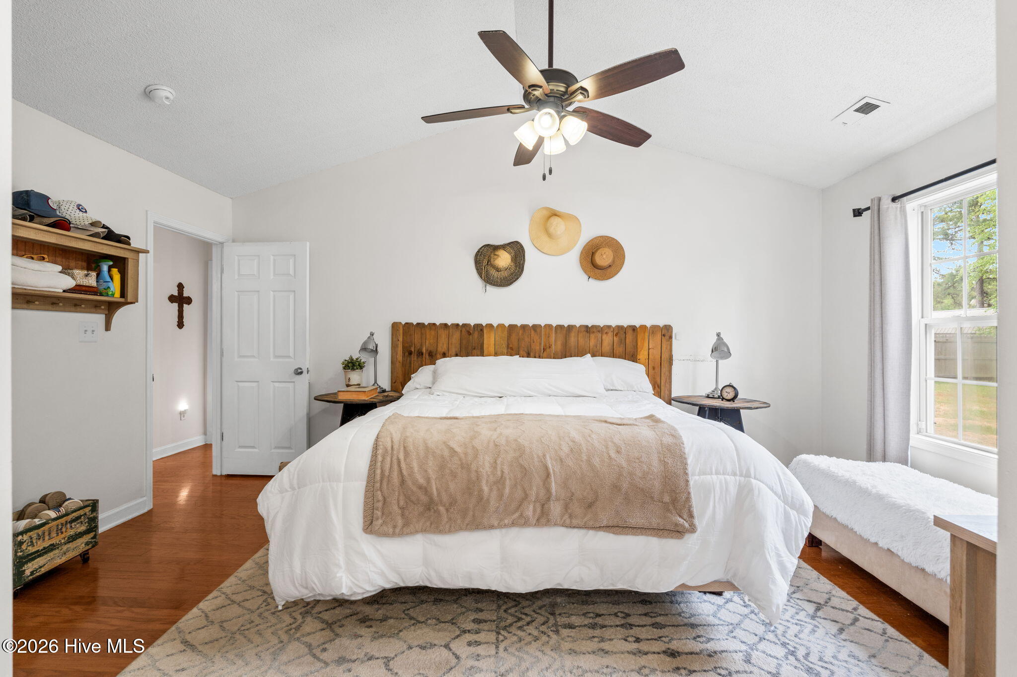 100570362 | Photo 14