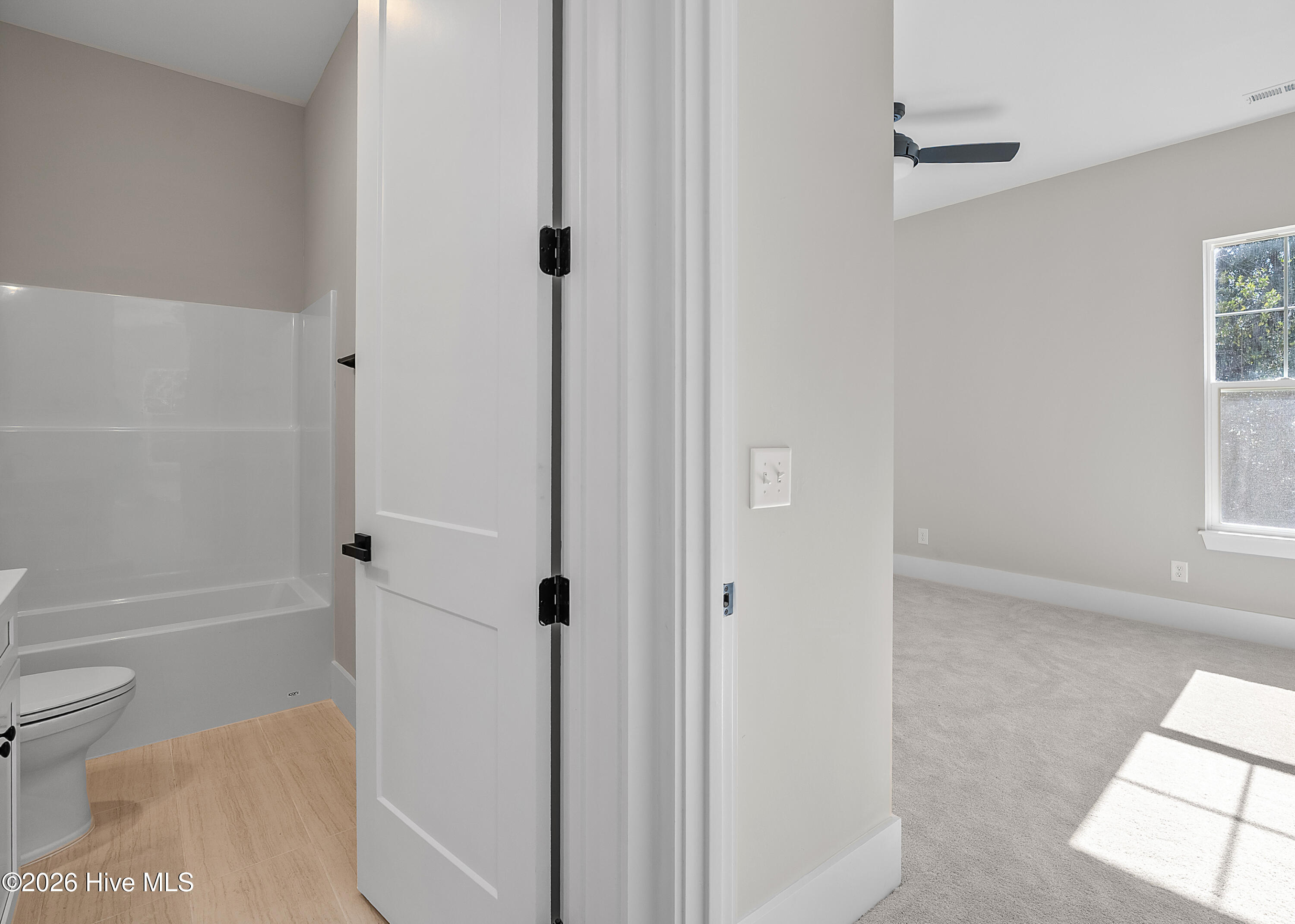 100566285 | Photo 14