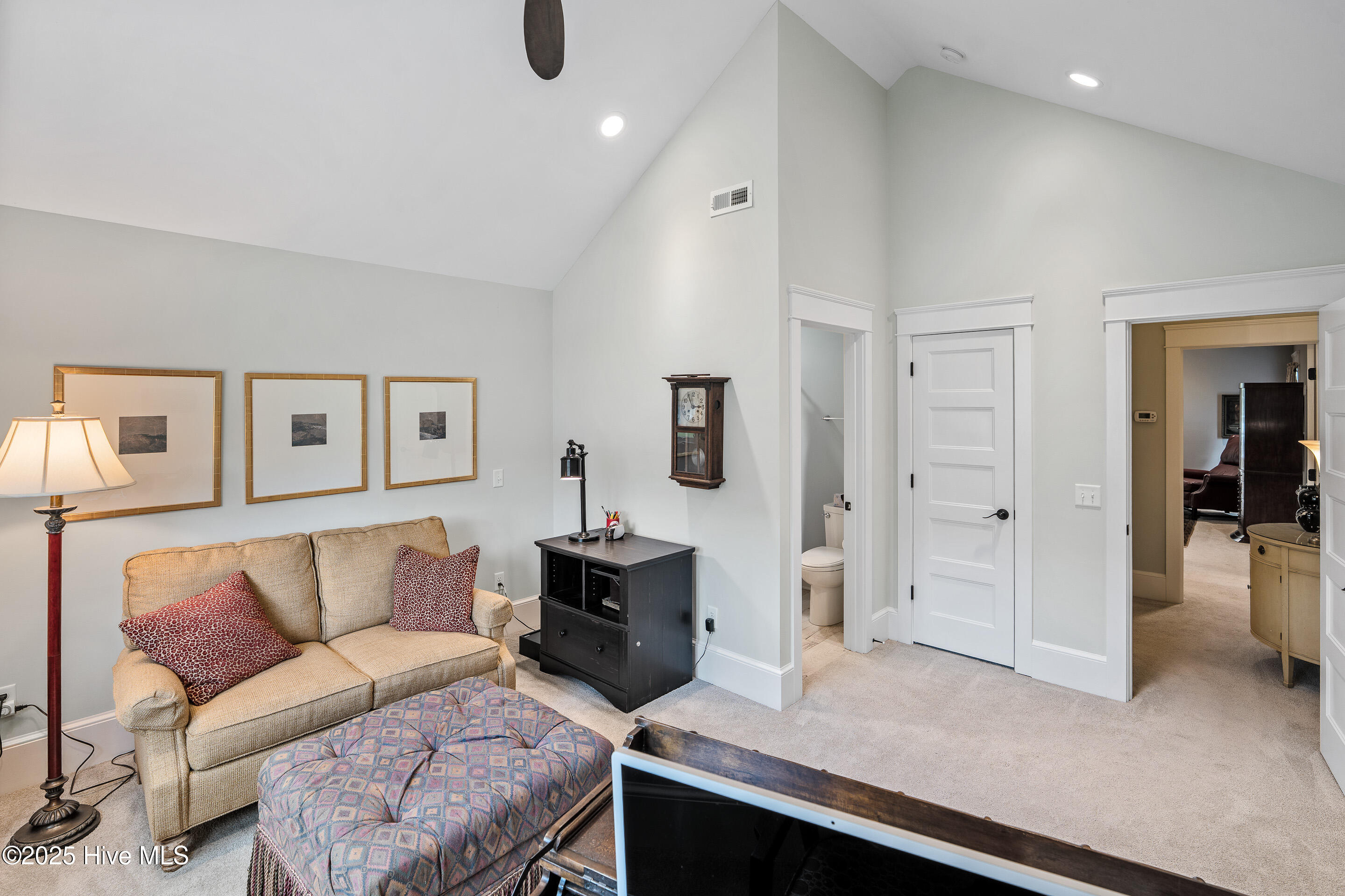 100522220 | Photo 46